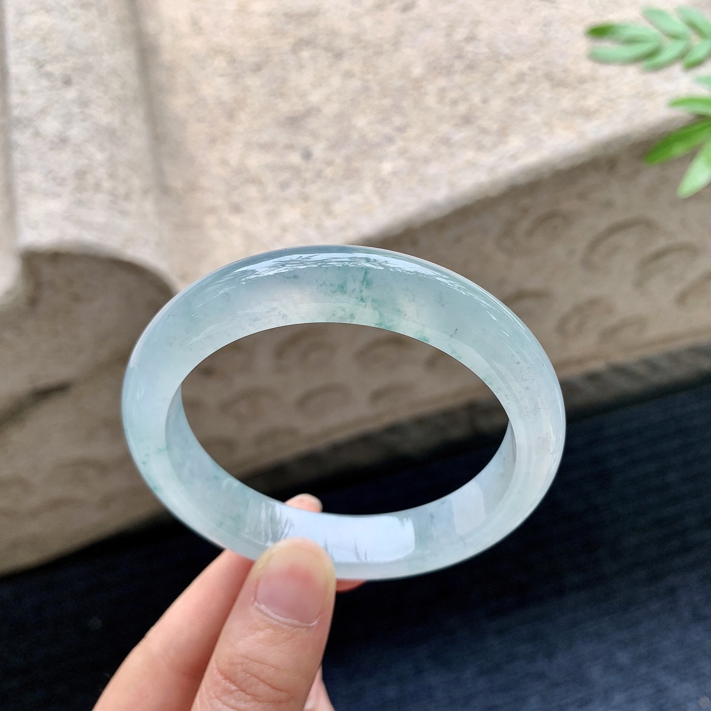正圈56 57，圈口57/12.4/8.3，编码DZ082701，冰糯飘花，水润，种老，细腻，打灯有棉线