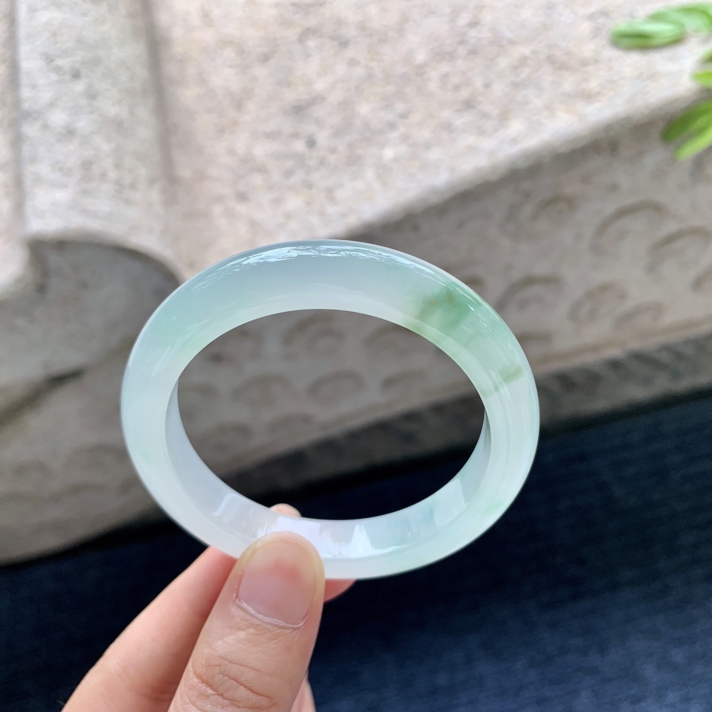 正圈49 50，圈口50.8/10.2/7.8，编码GF082610，冰糯飘绿，清透，水润，种老，细腻，打灯有棉线