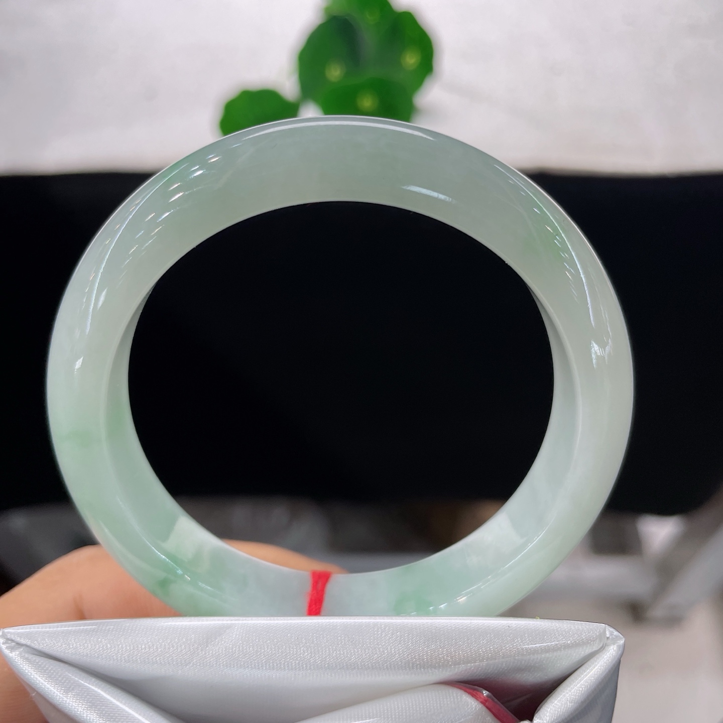 翡翠手镯 圈口58/12.7/9.0，白底飘绿花正圈，57/58可戴，朦胧的飘绿弥散在镯身，温润如水