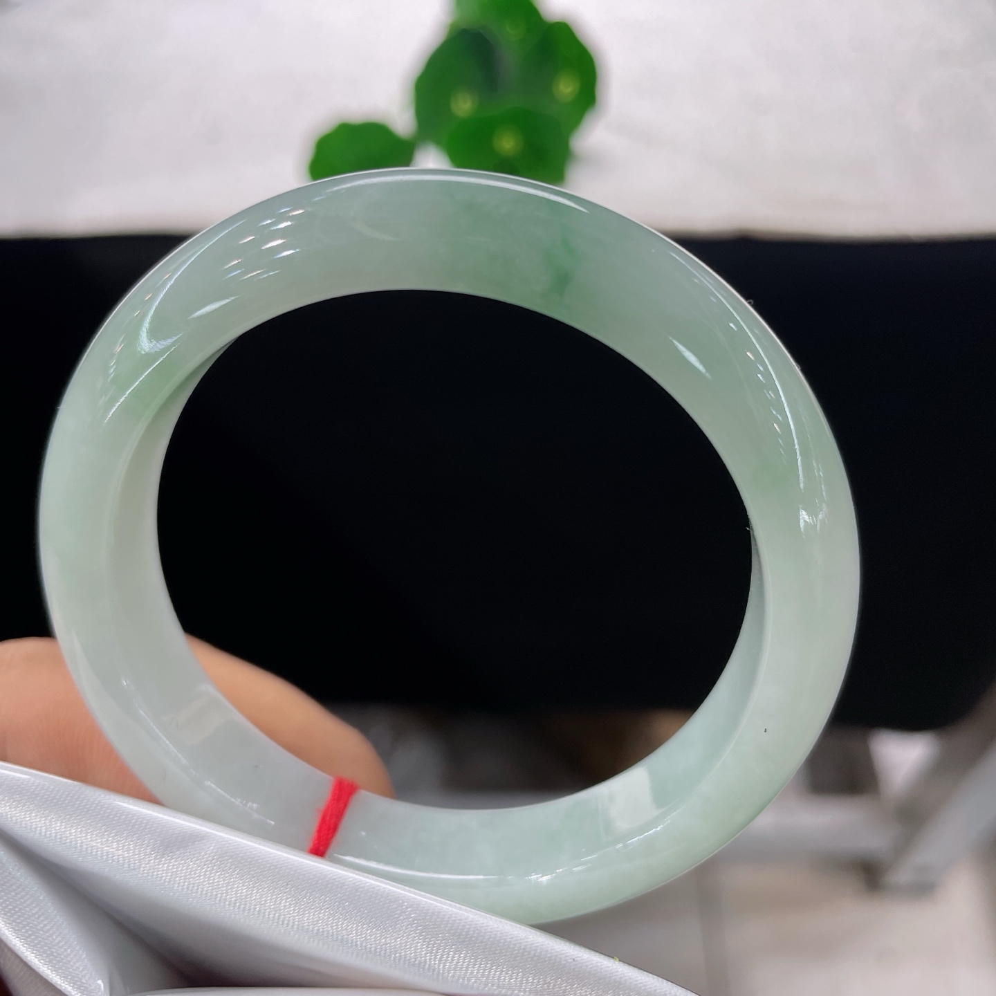 翡翠手镯 圈口58/12.7/9.0，白底飘绿花正圈，57/58可戴，朦胧的飘绿弥散在镯身，温润如水