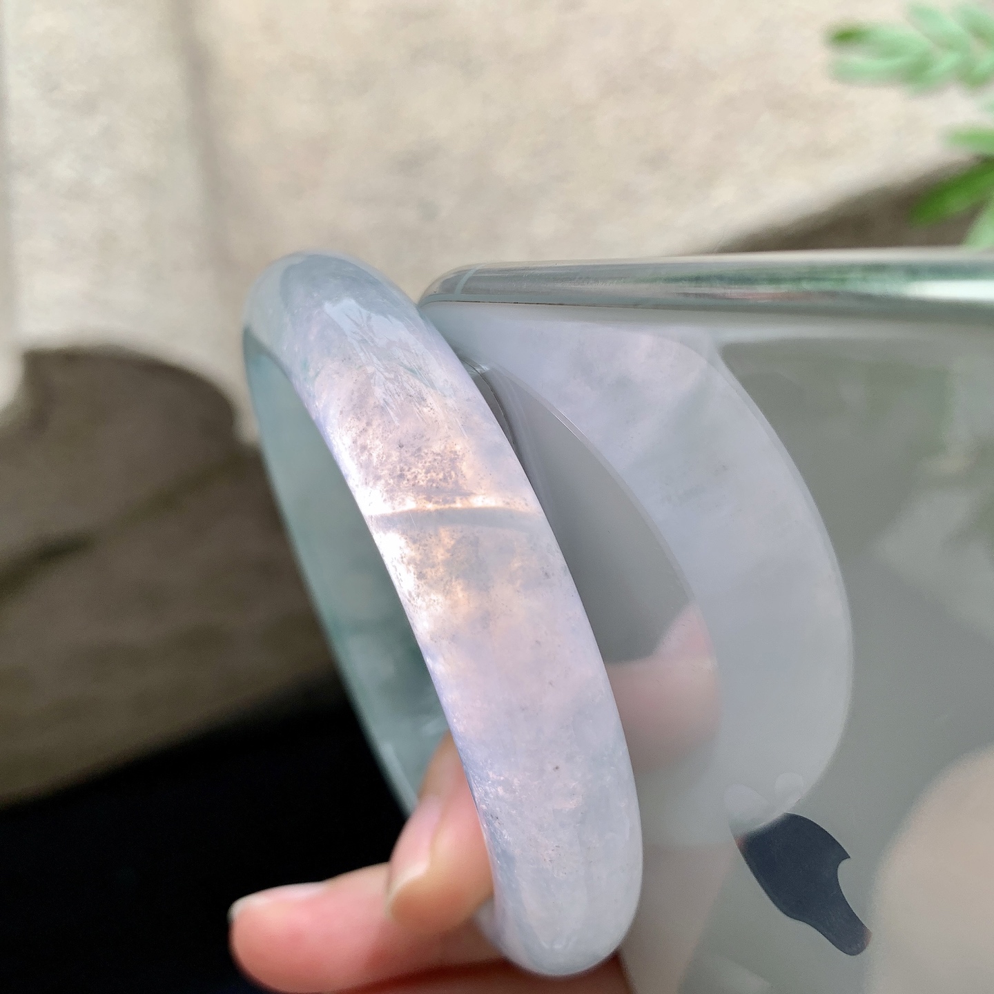 正圈56 57，圈口57/12.4/8.3，编码DZ082701，冰糯飘花，水润，种老，细腻，打灯有棉线