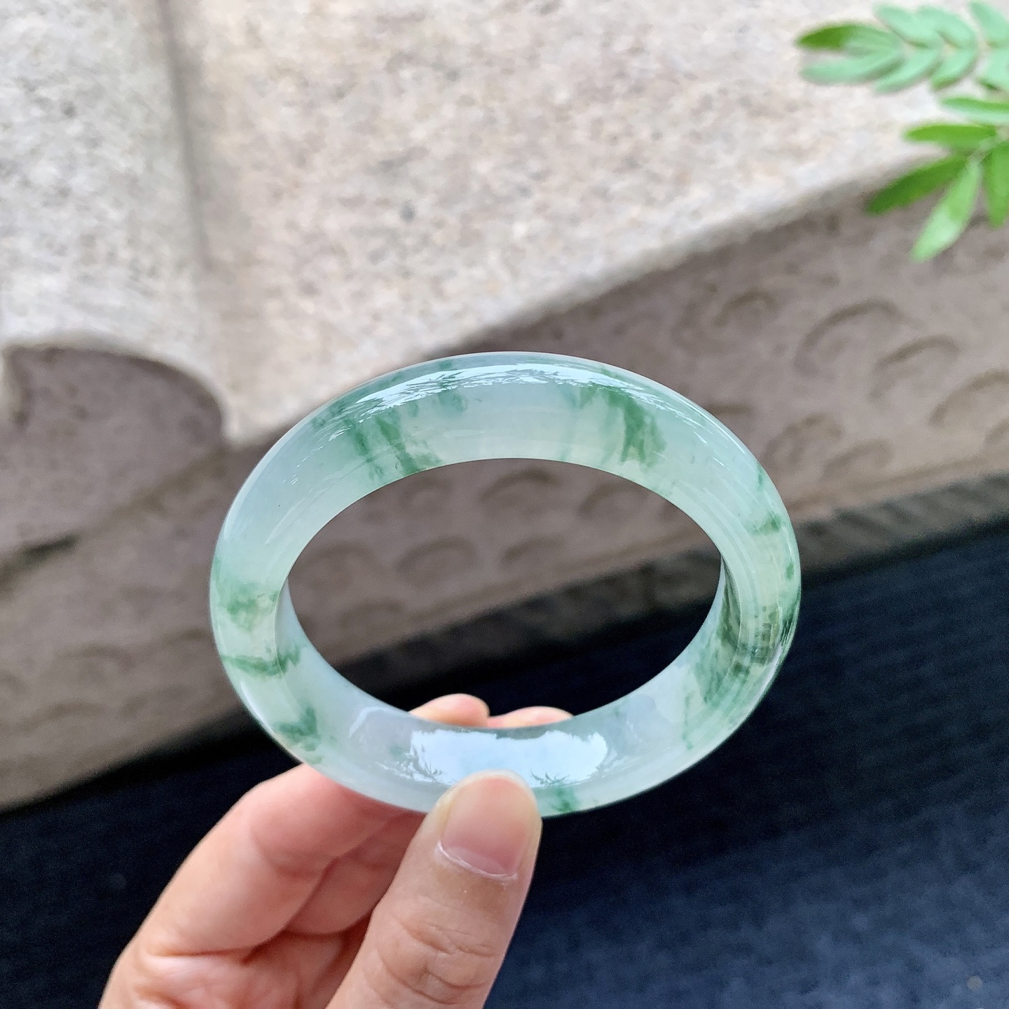 正圈53 54，圈口54.3/13/8.6，编码B2082741，冰糯飘花，水润，种老，细腻，打灯有絮线