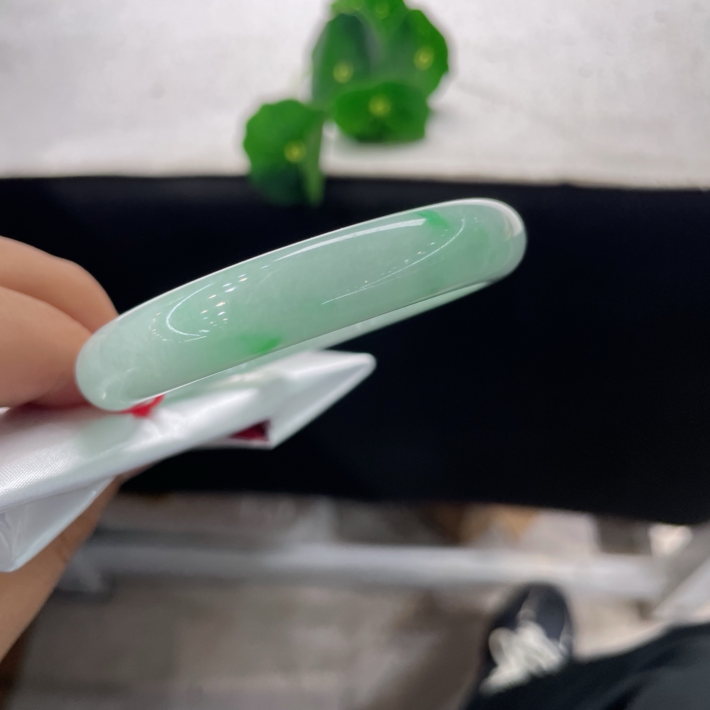 翡翠手镯 圈口55.6/11.8/8.1，白底青正圈，55/56可戴，清新浅绿底色，几抹正阳绿俏然点缀，无裂。
