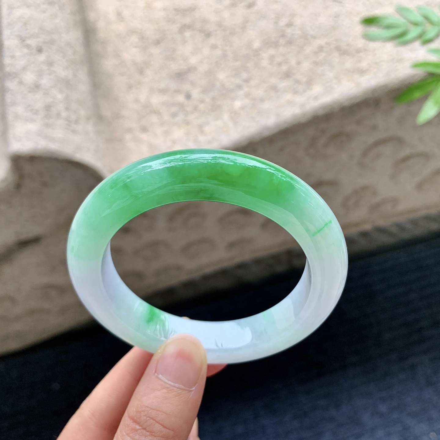 正圈53 54,圈口54.3/12/9.7,编码B2082738,描述冰糯飘辣阳绿，水润，种老，细腻，打灯有絮线
