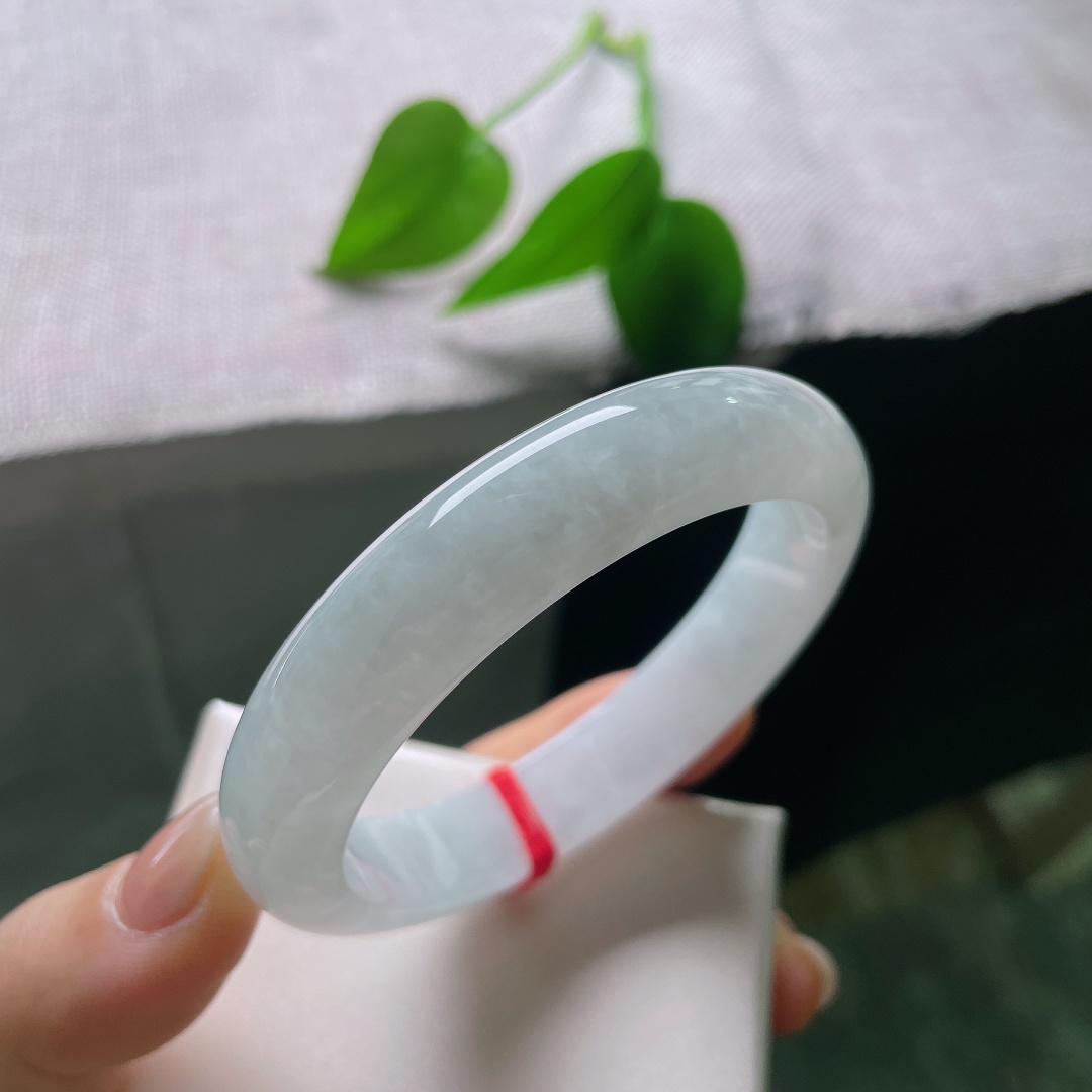 白月光正圈，无裂，玉质温润细腻，水头通透，镯身泛着柔和的莹光，上手冰冰凉凉，触感顺滑舒适。ss57802a