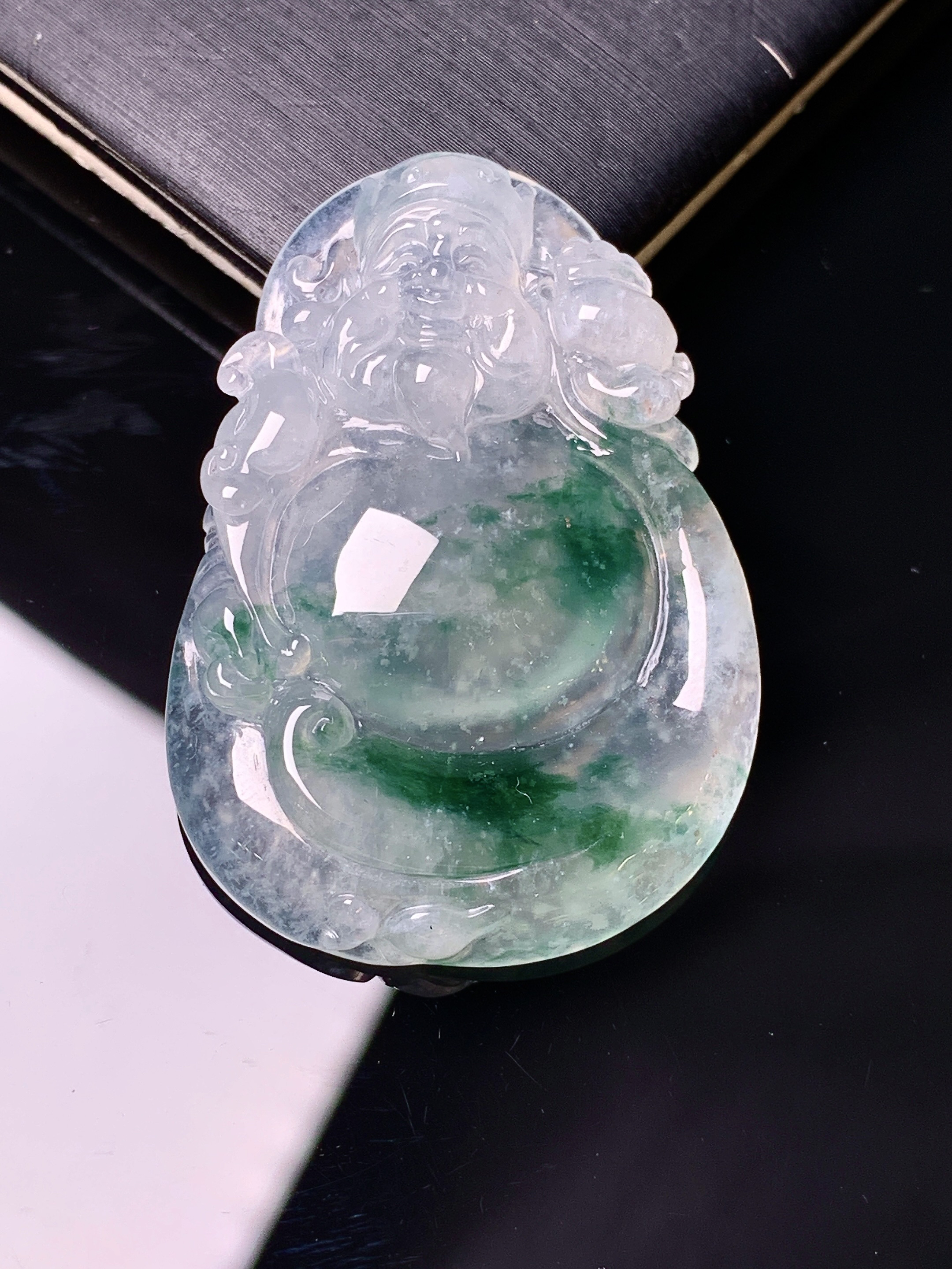 飘绿财神吊坠 玉质细腻 色泽艳丽清新 水润亮眼 整体尺寸38.8*27.6*6.3 x3
