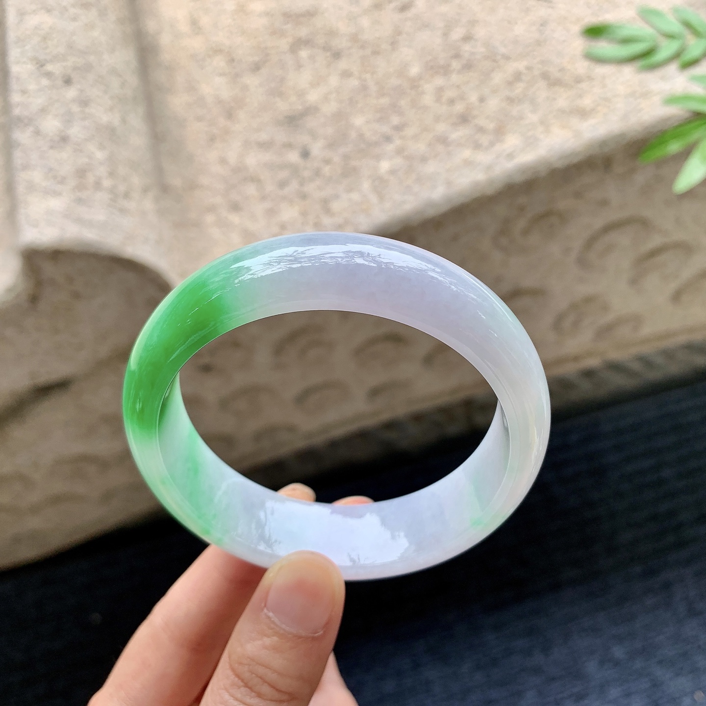 正圈57 58，圈口58.7/16.5/7.8，编码BA082720，描述：春彩，飘辣绿，水润，种老，细腻，打灯有棉线