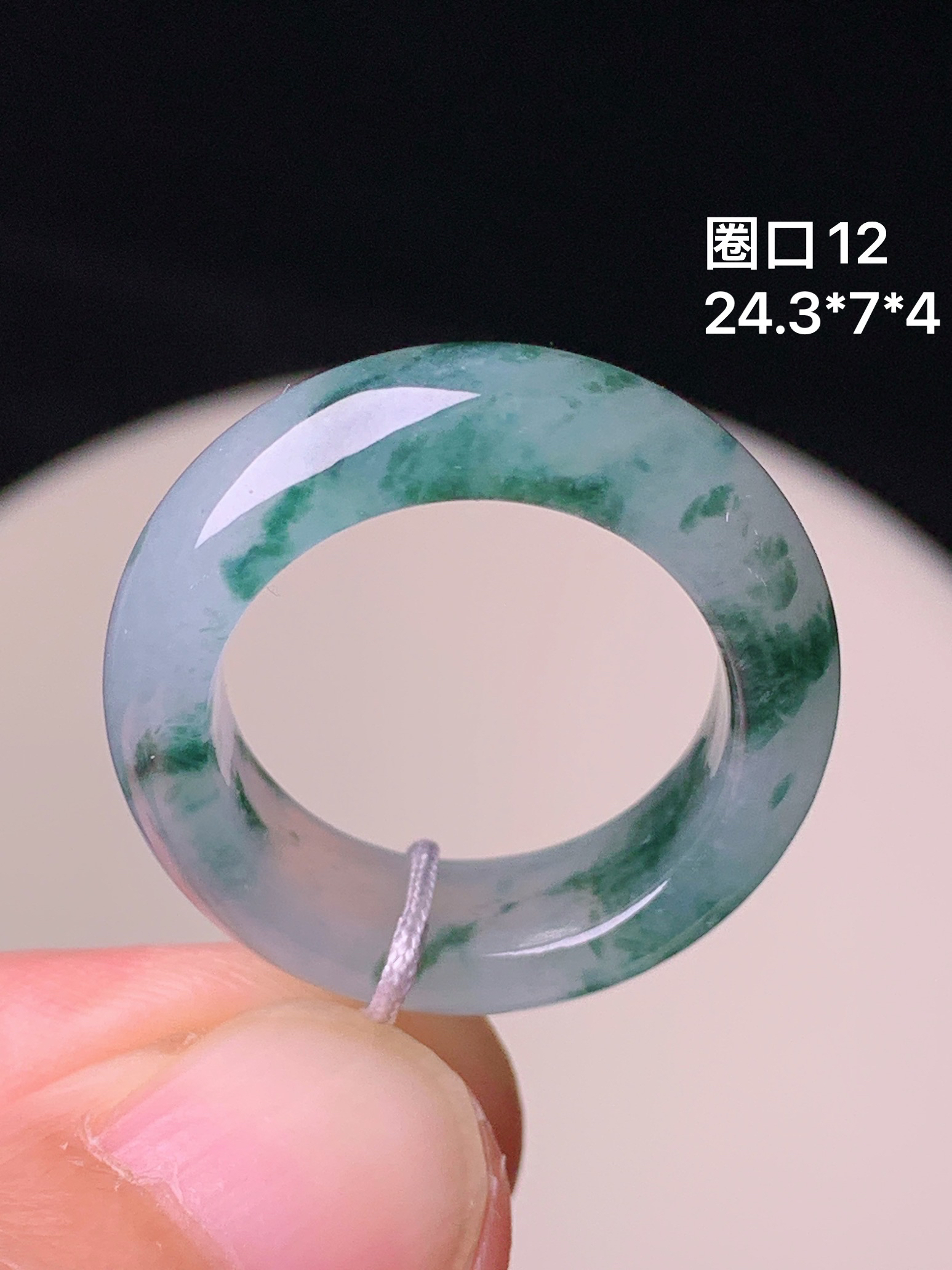 飘绿指环 玉质细腻 色泽艳丽清新 水润亮眼 圈口12 整体尺寸24.3*7*4 e1