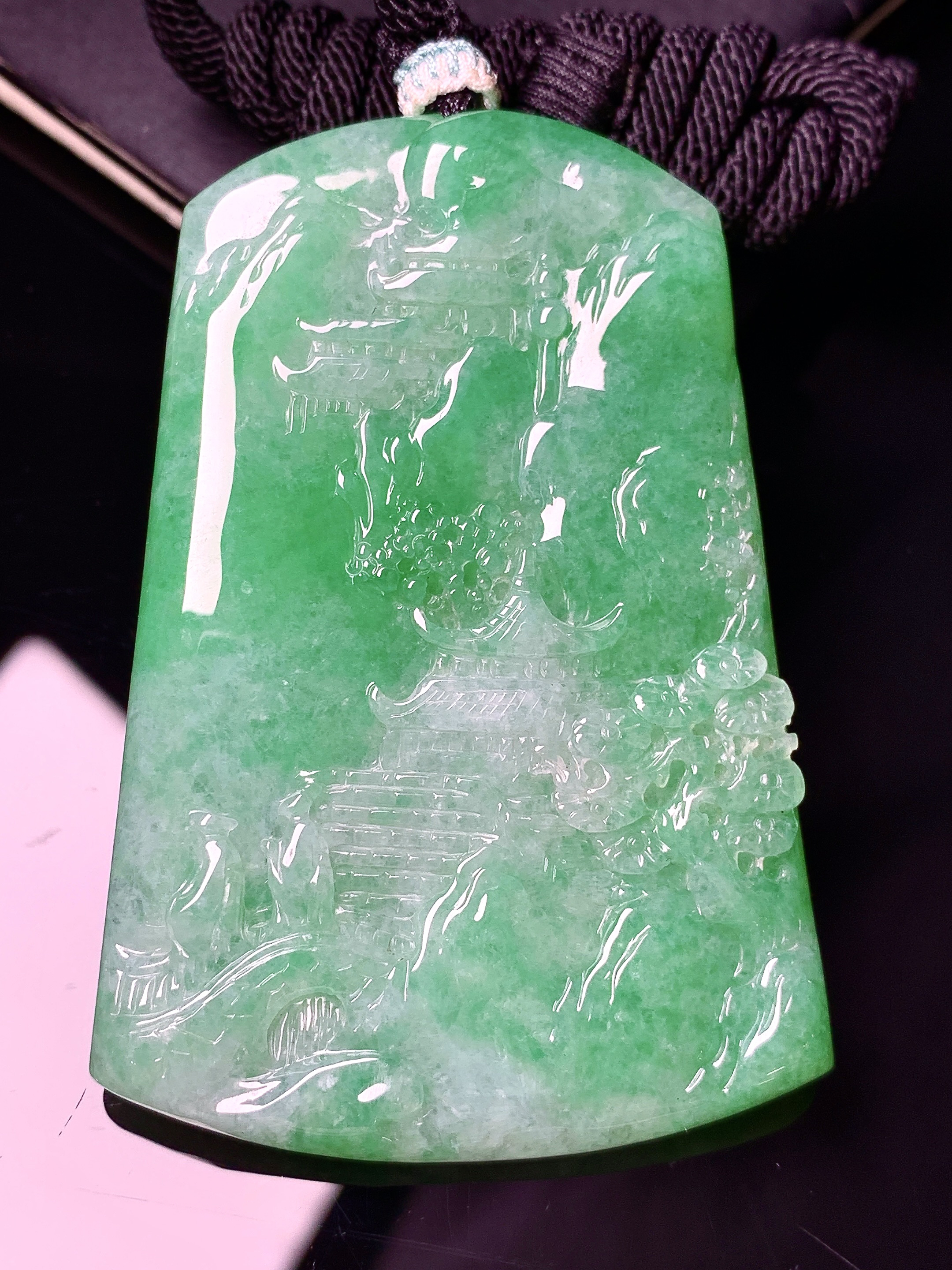 飘绿山水牌子吊坠 玉质细腻 色泽艳丽清新 水润亮眼 整体尺寸60*41*5.3 a5