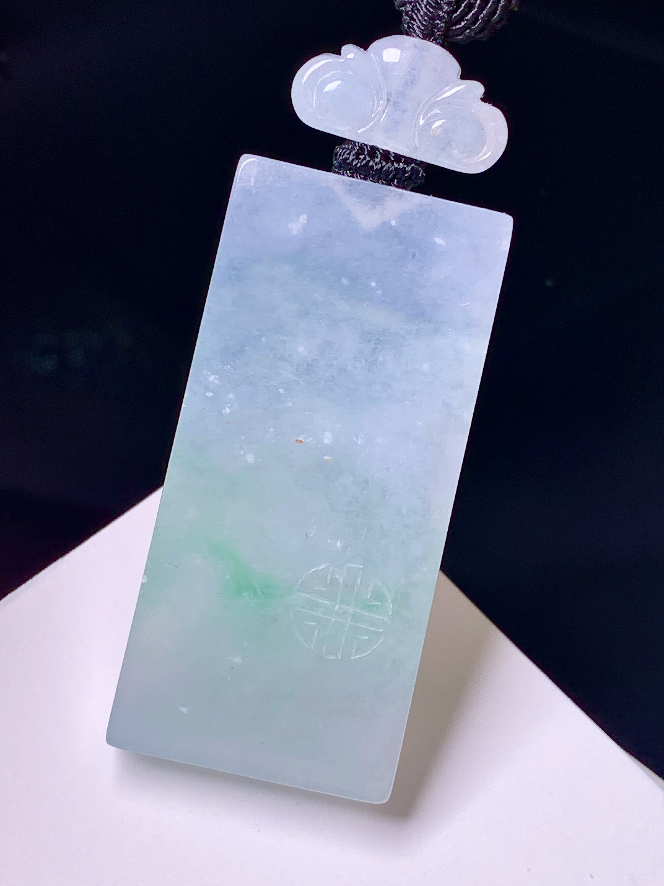 飘绿无事牌吊坠 玉质细腻 色泽艳丽清新 水润亮眼 整体尺寸41.5*19.8*6 L1