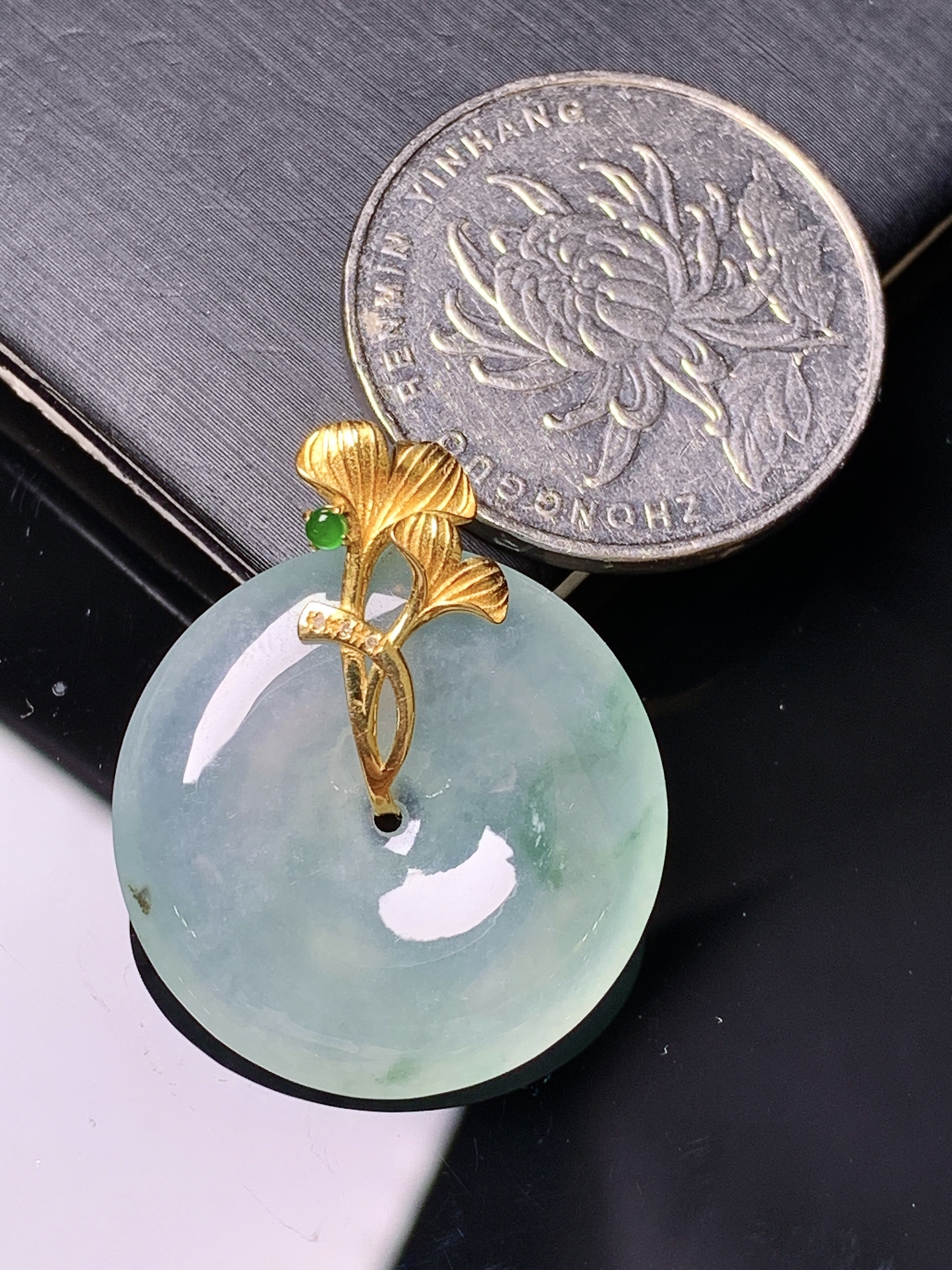 18k金镶嵌冰种平安扣吊坠 玉质细腻 色泽艳丽清新 水润亮眼 整体尺寸28.6*23.6*4.8 c1