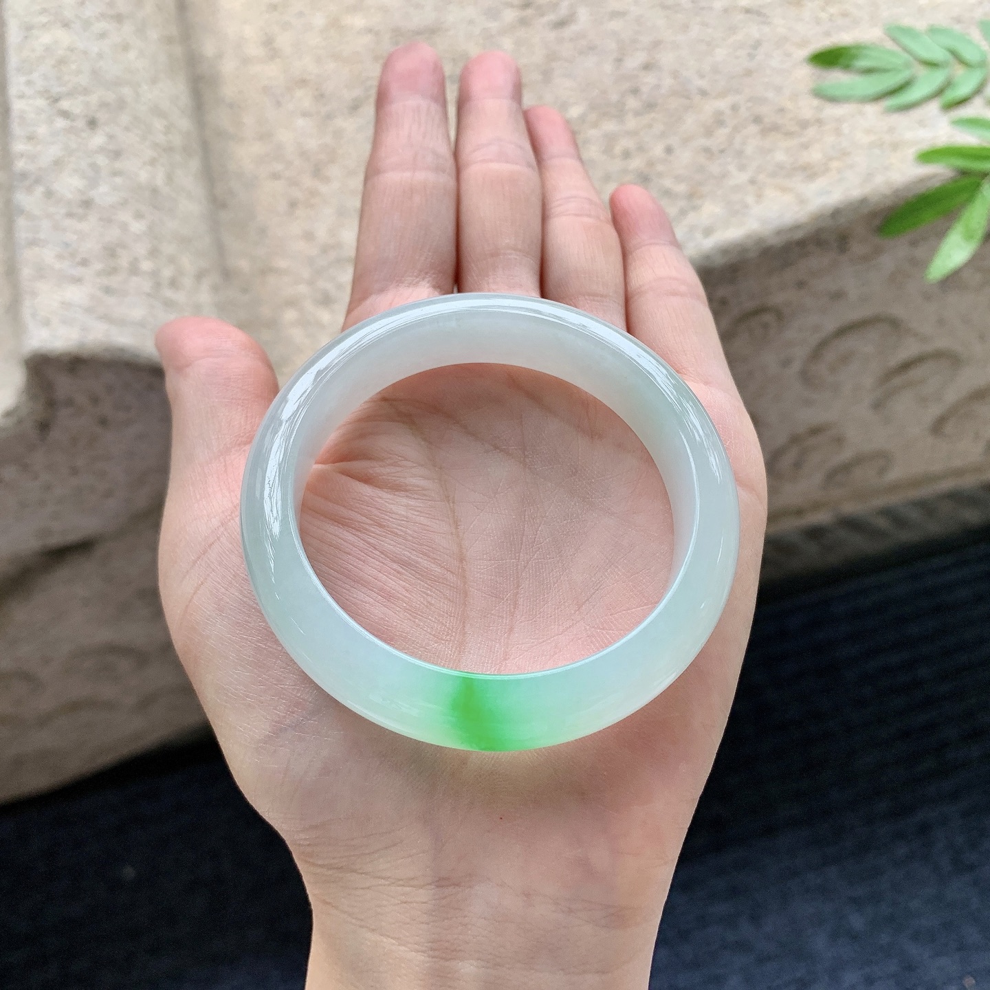 正圈51 52，圈口52.3/12/7.5，编码G9082722，细糯飘辣绿，水润，种老，细腻，打灯有棉线