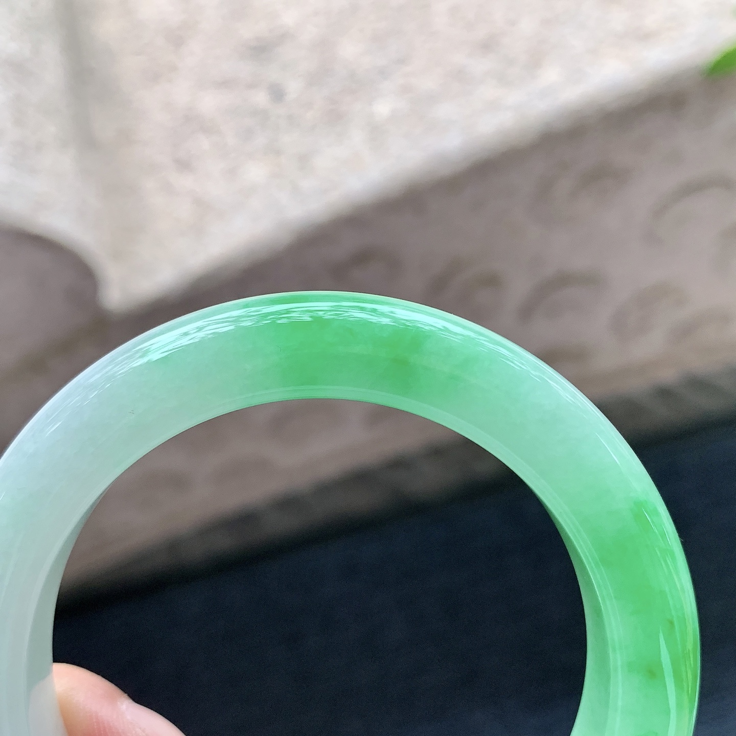 正圈51 52，圈口52/11/9.2，编码G9082725，细糯飘阳绿，水润，种老，细腻，打灯有棉线