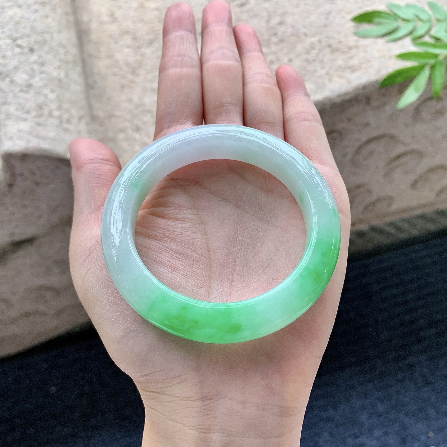 正圈51 52，圈口52/11/9.2，编码G9082725，细糯飘阳绿，水润，种老，细腻，打灯有棉
