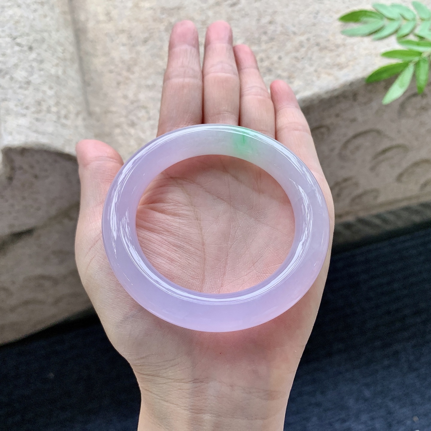 圆条52 53,圈口52/10.8/10.7,编码BA082736,描述糯冰椿彩，水润，种老，细腻，有纹线