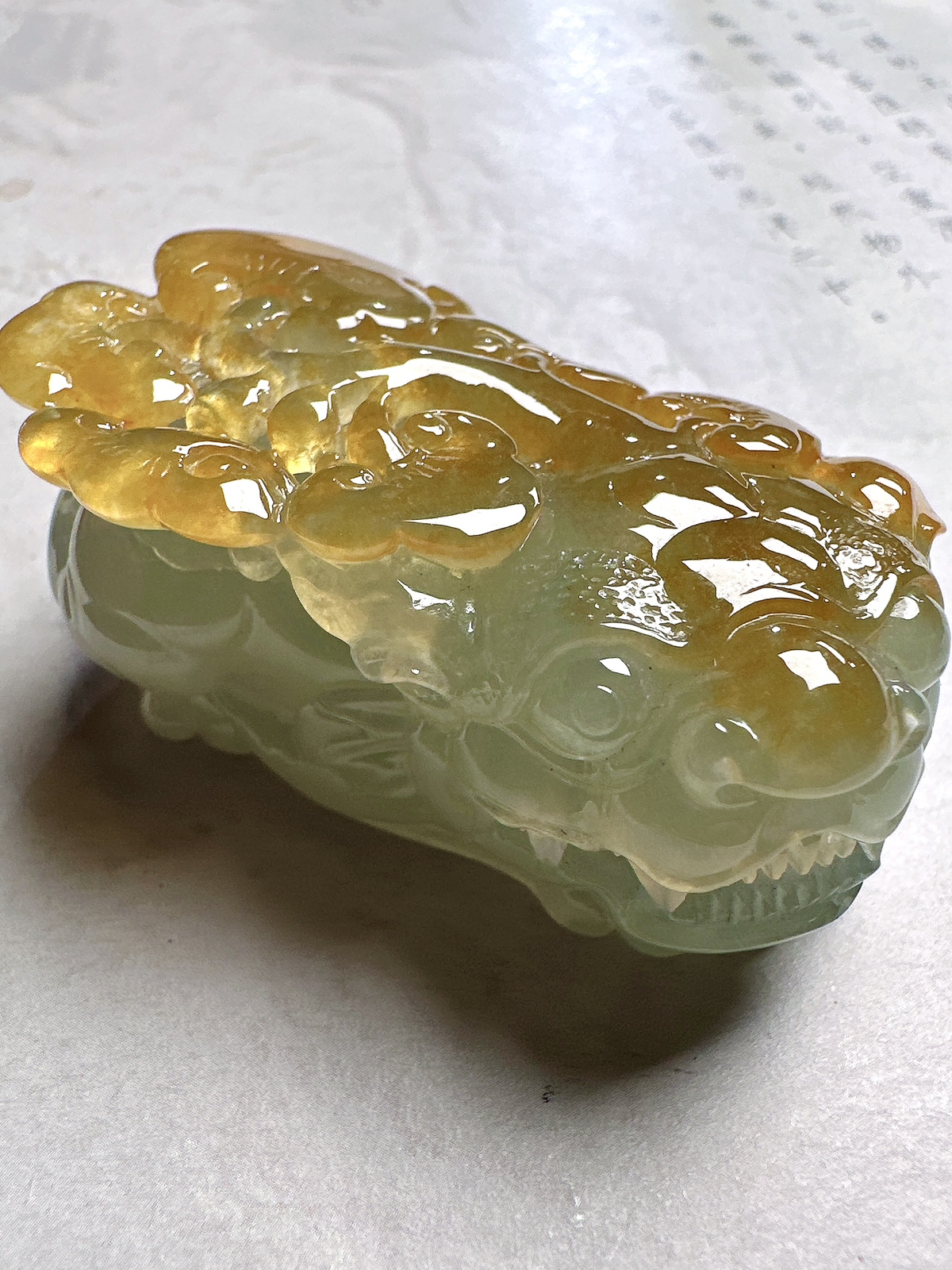 冰黄大貔貅，大挂件或者手玩件，种水充足，黄翡俏色漂亮，工艺上乘，现在很少这么好材料的大貔貅，值得推荐