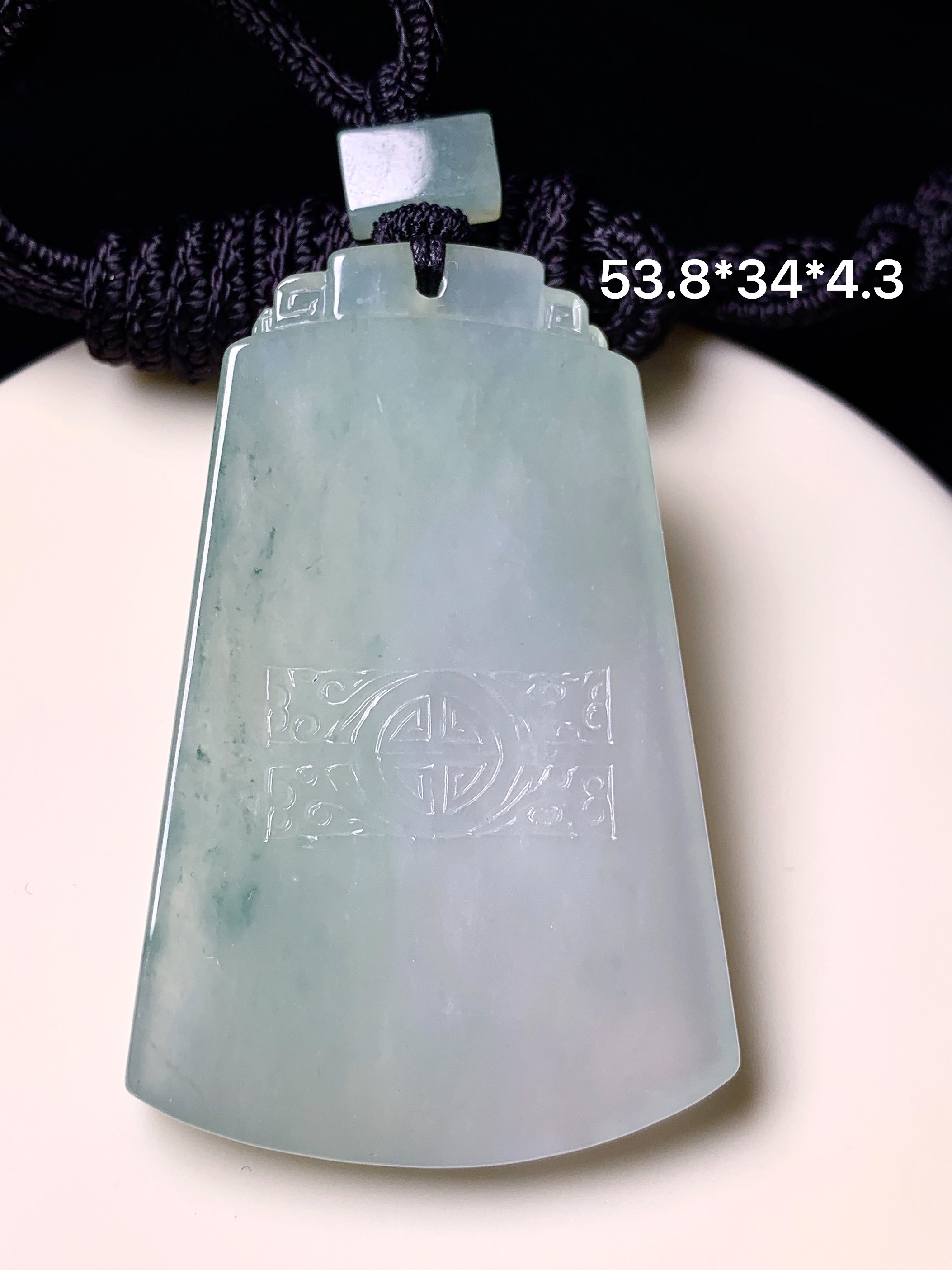 飘花无事牌吊坠 玉质细腻 色泽艳丽清新 水润亮眼 整体尺寸53.8*34*4.3 L1