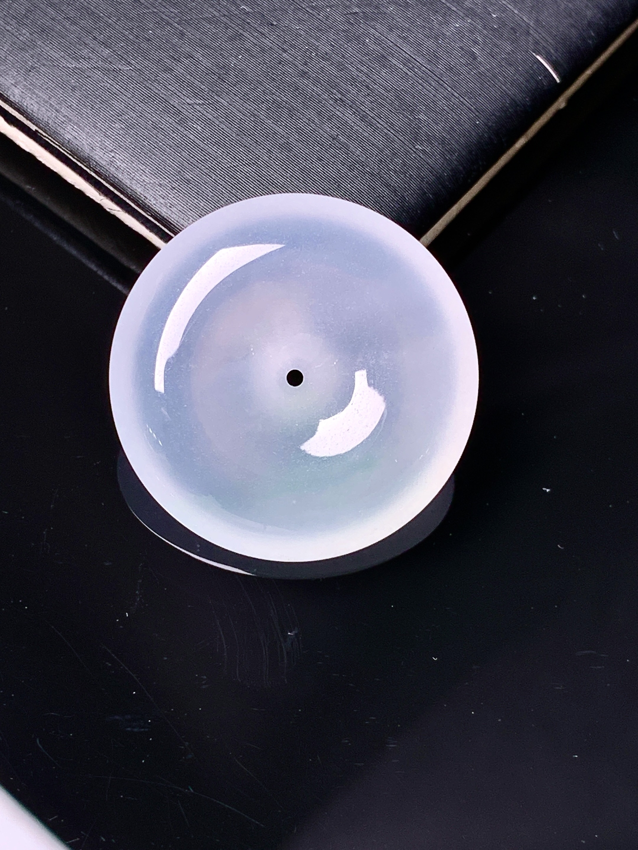 冰种平安扣吊坠 玉质细腻 色泽艳丽清新 水润亮眼 整体尺寸22.8*5.3 d3