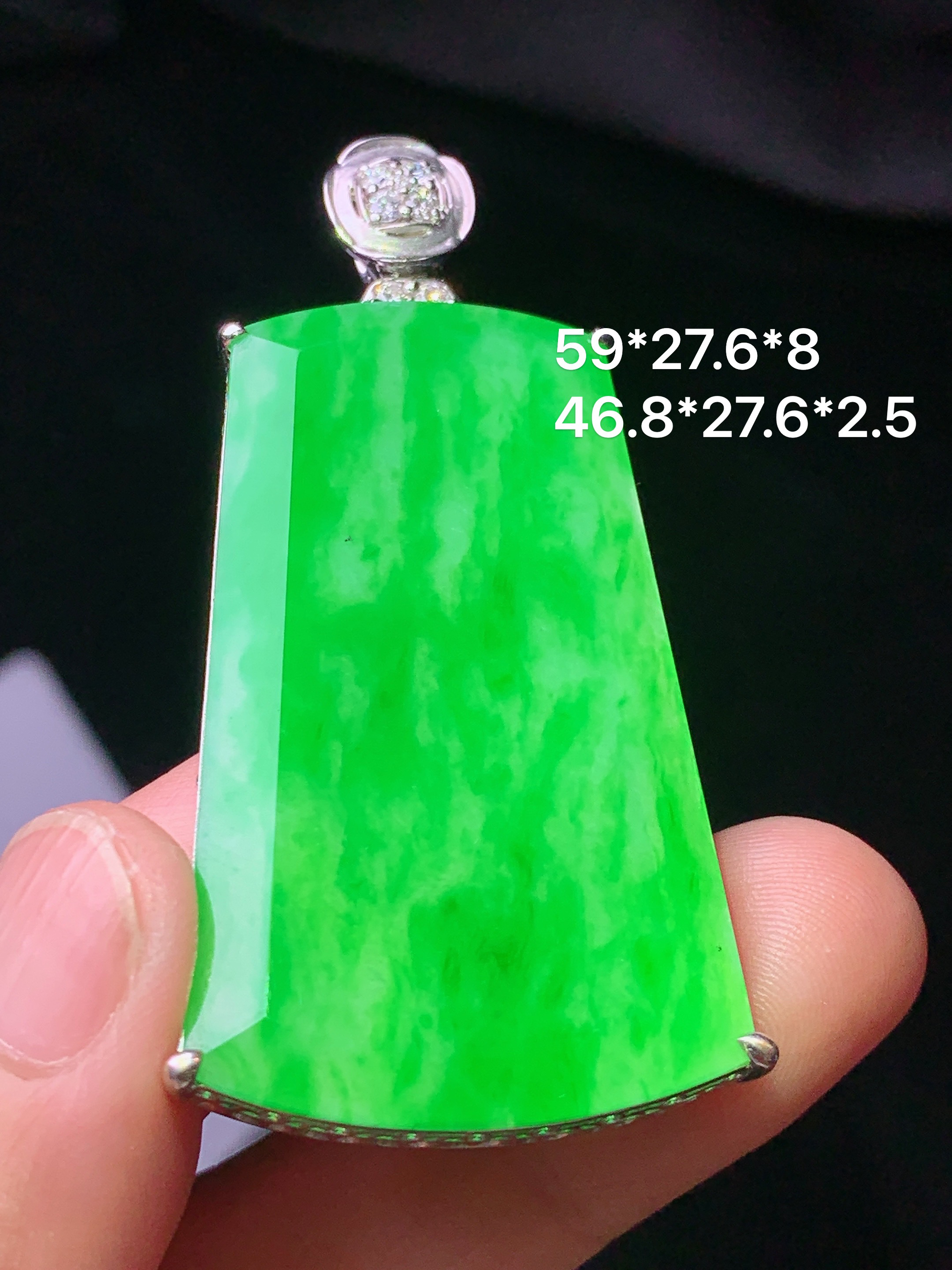 18k金钻镶嵌阳绿无事牌吊坠 玉质细腻 色泽艳丽清新 水润亮眼 整体尺寸59*27.6*8 d3