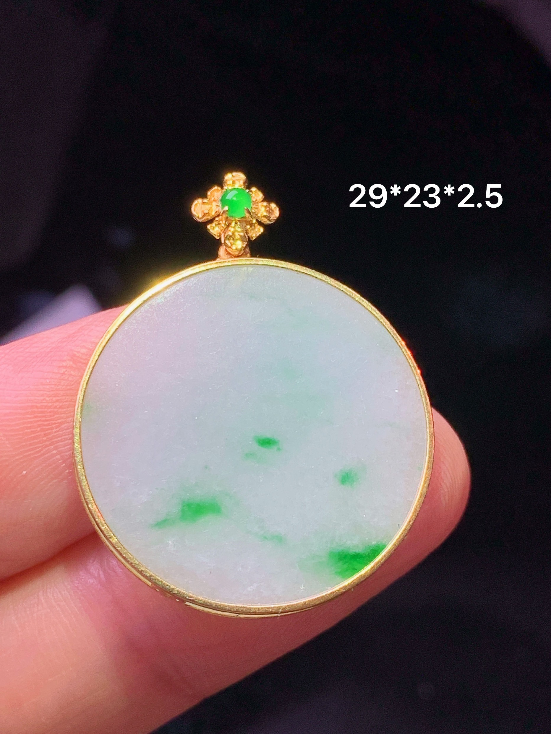 18k金镶嵌飘绿圆牌吊坠 玉质细腻 色泽艳丽清新 水润亮眼 整体尺寸29*23*2.5 x3