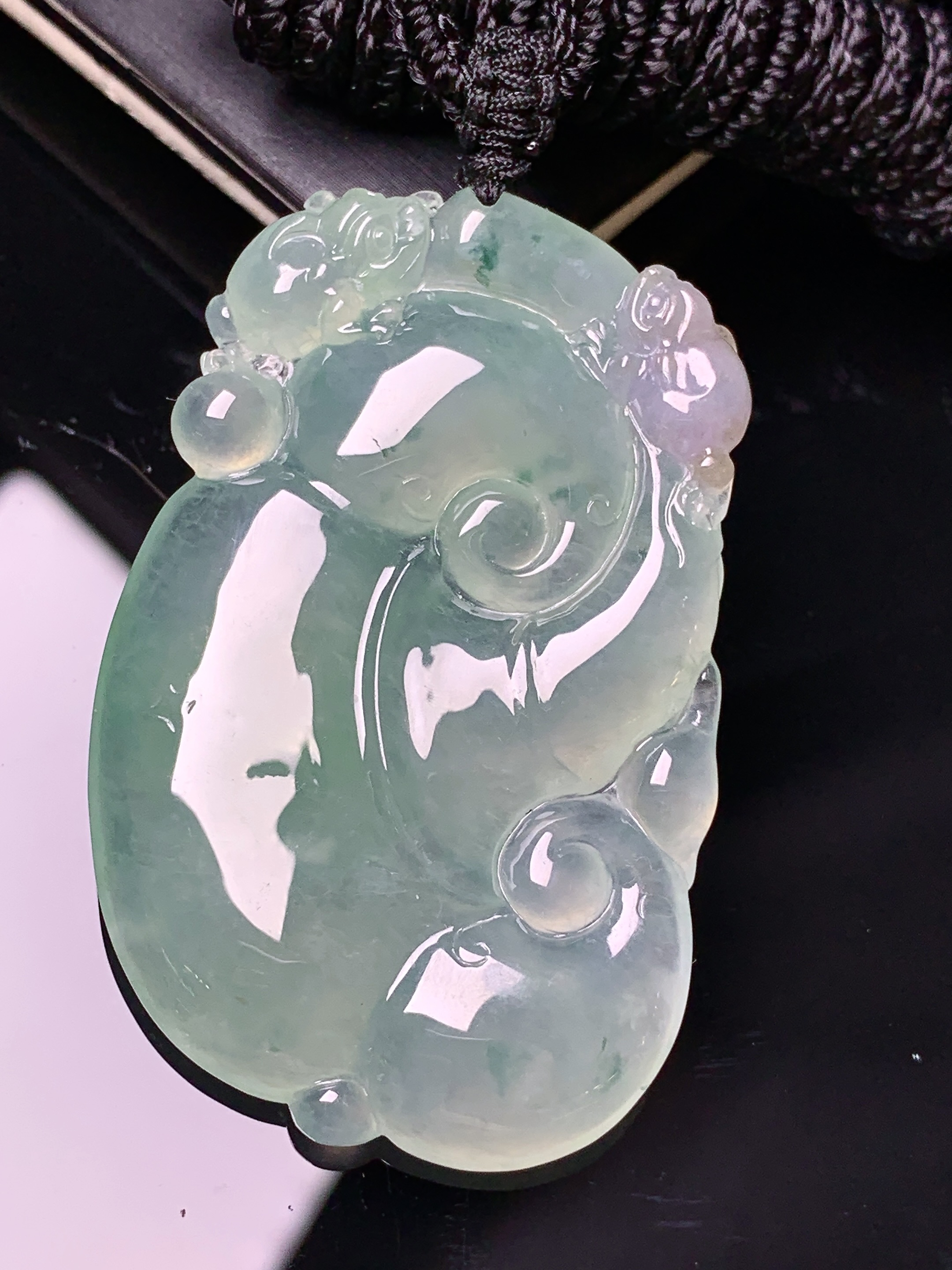 冰种如意吊坠 玉质细腻 色泽艳丽清新 水润亮眼 整体尺寸46.7*30.3*6 x3