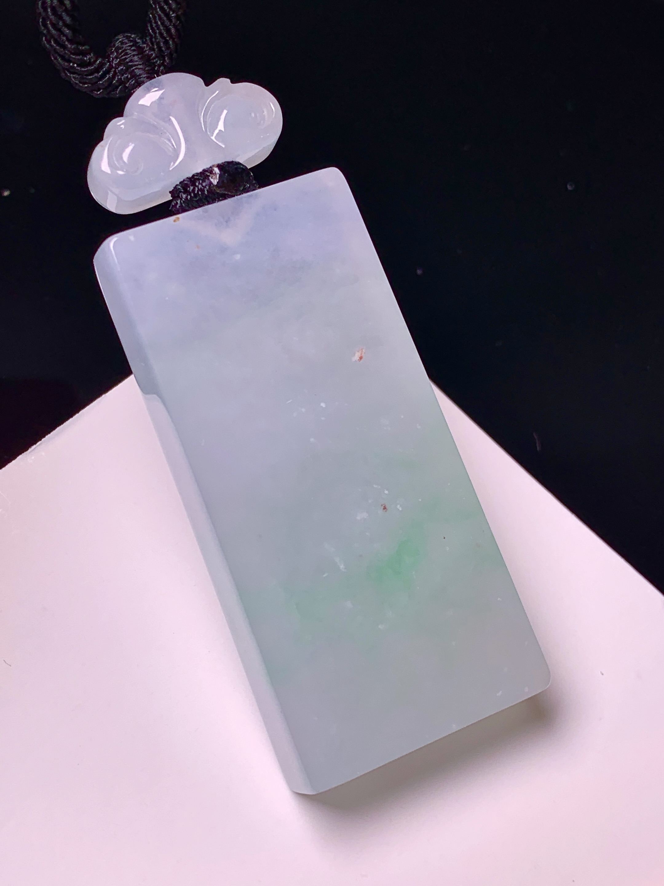 飘绿无事牌吊坠 玉质细腻 色泽艳丽清新 水润亮眼 整体尺寸41.5*19.8*6 L1