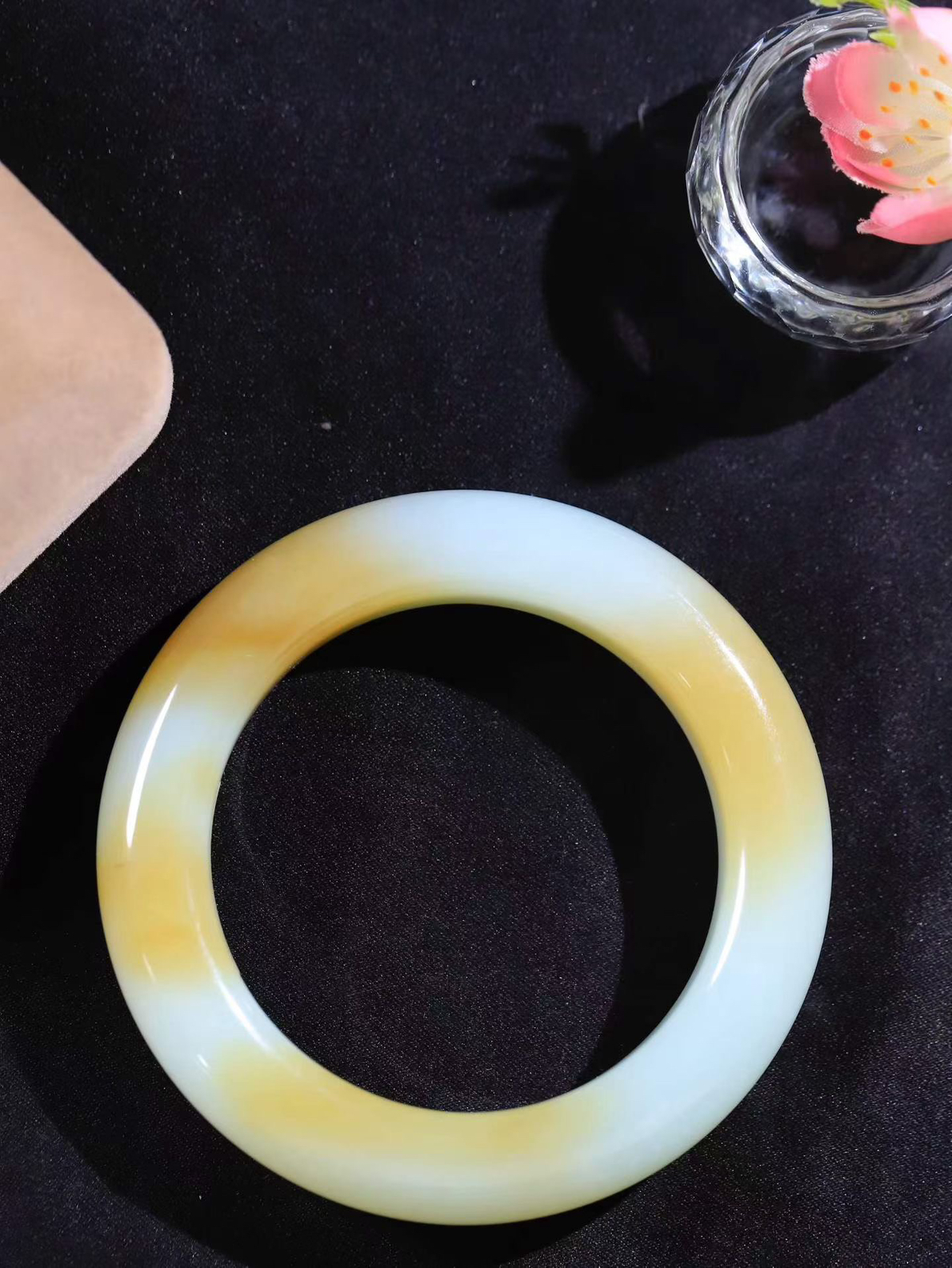 （温柔雅致.手镯）

精品️和田玉糖白玉手镯。镯型饱满，温润细腻，脂润沁香。️执一卷书，沏一盏茶，着一袭裙，戴一只镯。淡淡浅笺，素心若兰，静赏玉中诗画。悠悠岁月，芊手轻摘，盛满诗样芳华。重106.49克   内径57.5mm尺寸15.7-12.4mm   FDA-99802421
