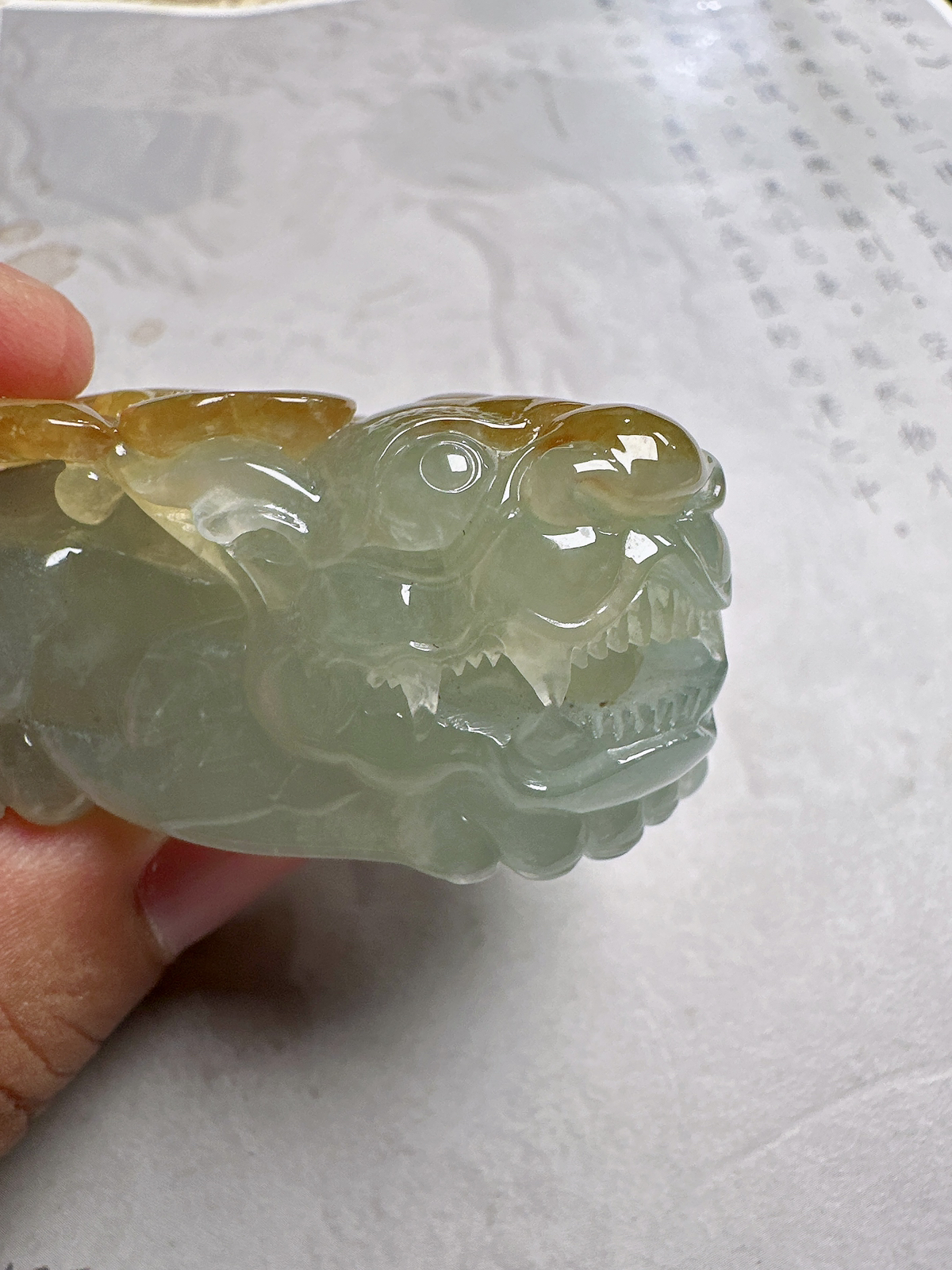 冰黄大貔貅，大挂件或者手玩件，种水充足，黄翡俏色漂亮，工艺上乘，现在很少这么好材料的大貔貅，值得推荐。