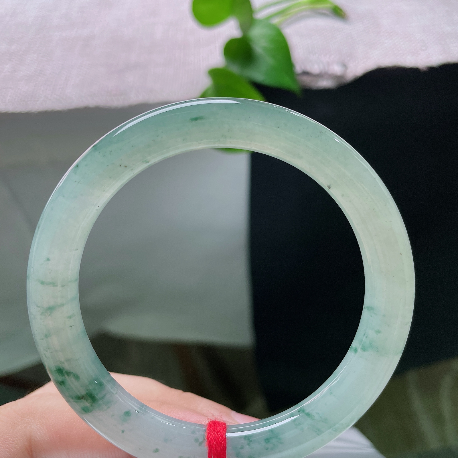 55/9，飘花圆条，冰底藏水墨，飘花似远山烟柳，清透玉质衬得蓝绿飞花飘逸悠远，一镯揽尽中式山水意境。ss55913a