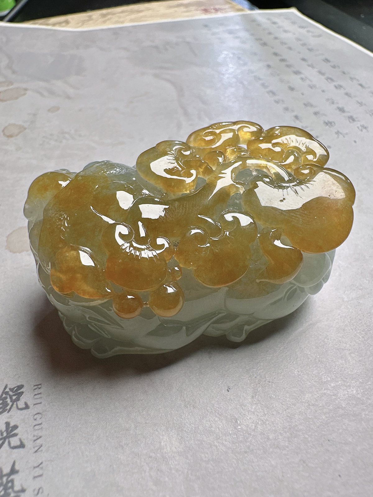 冰黄大貔貅，大挂件或者手玩件，种水充足，黄翡俏色漂亮，工艺上乘，现在很少这么好材料的大貔貅，值得推荐