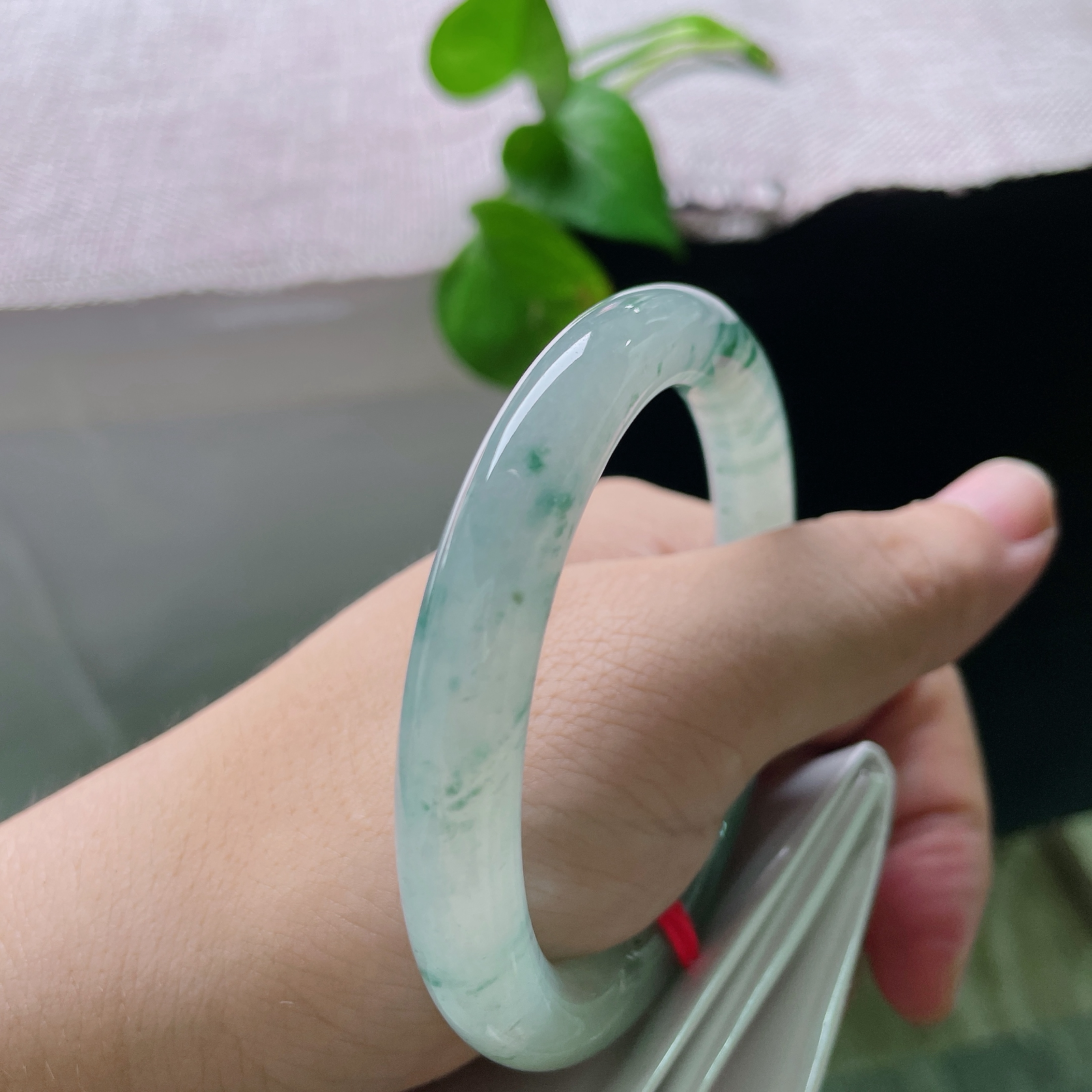 55/9，飘花圆条，冰底藏水墨，飘花似远山烟柳，清透玉质衬得蓝绿飞花飘逸悠远，一镯揽尽中式山水意境。ss55913a