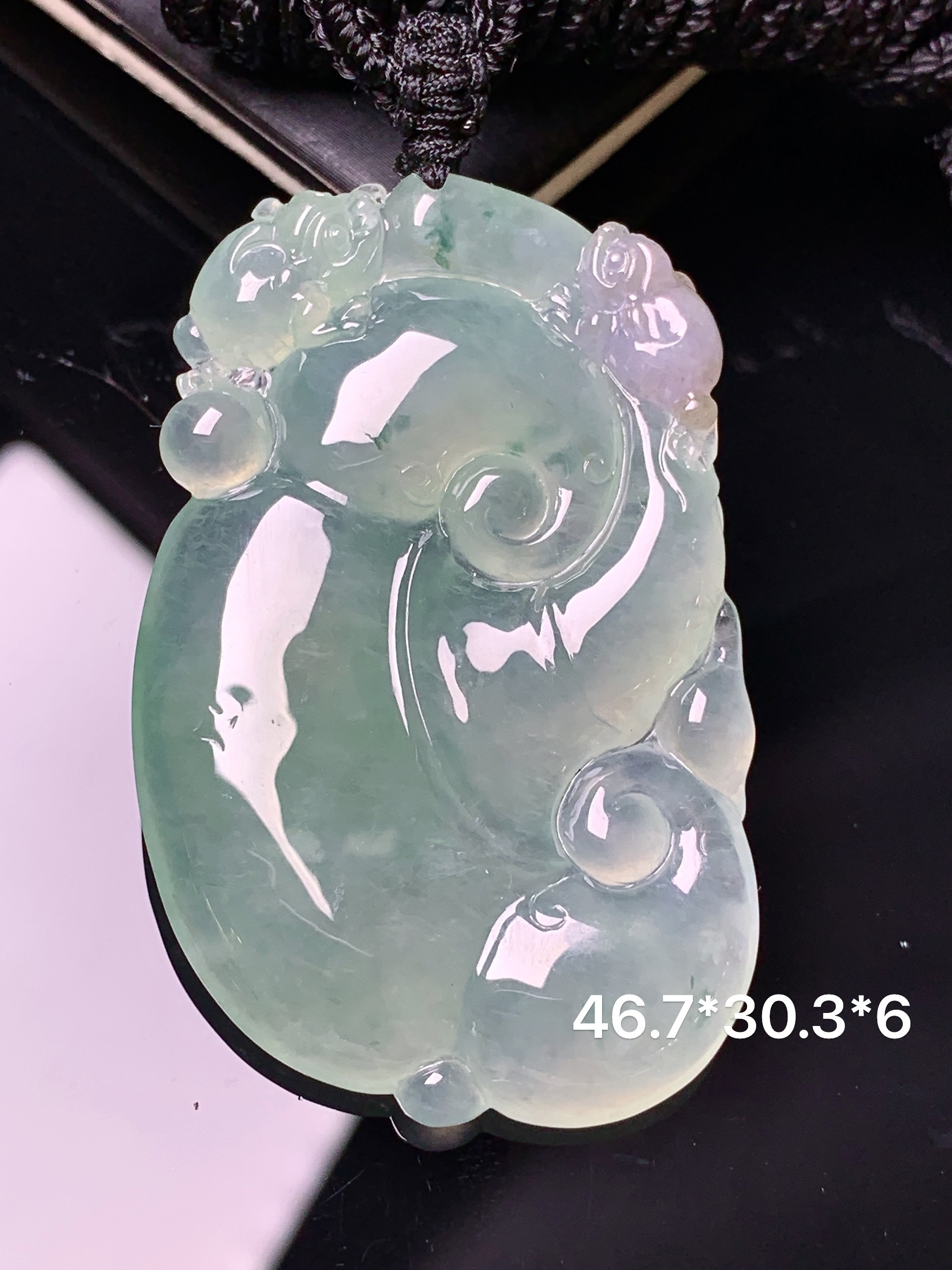 冰种如意吊坠 玉质细腻 色泽艳丽清新 水润亮眼 整体尺寸46.7*30.3*6 x3