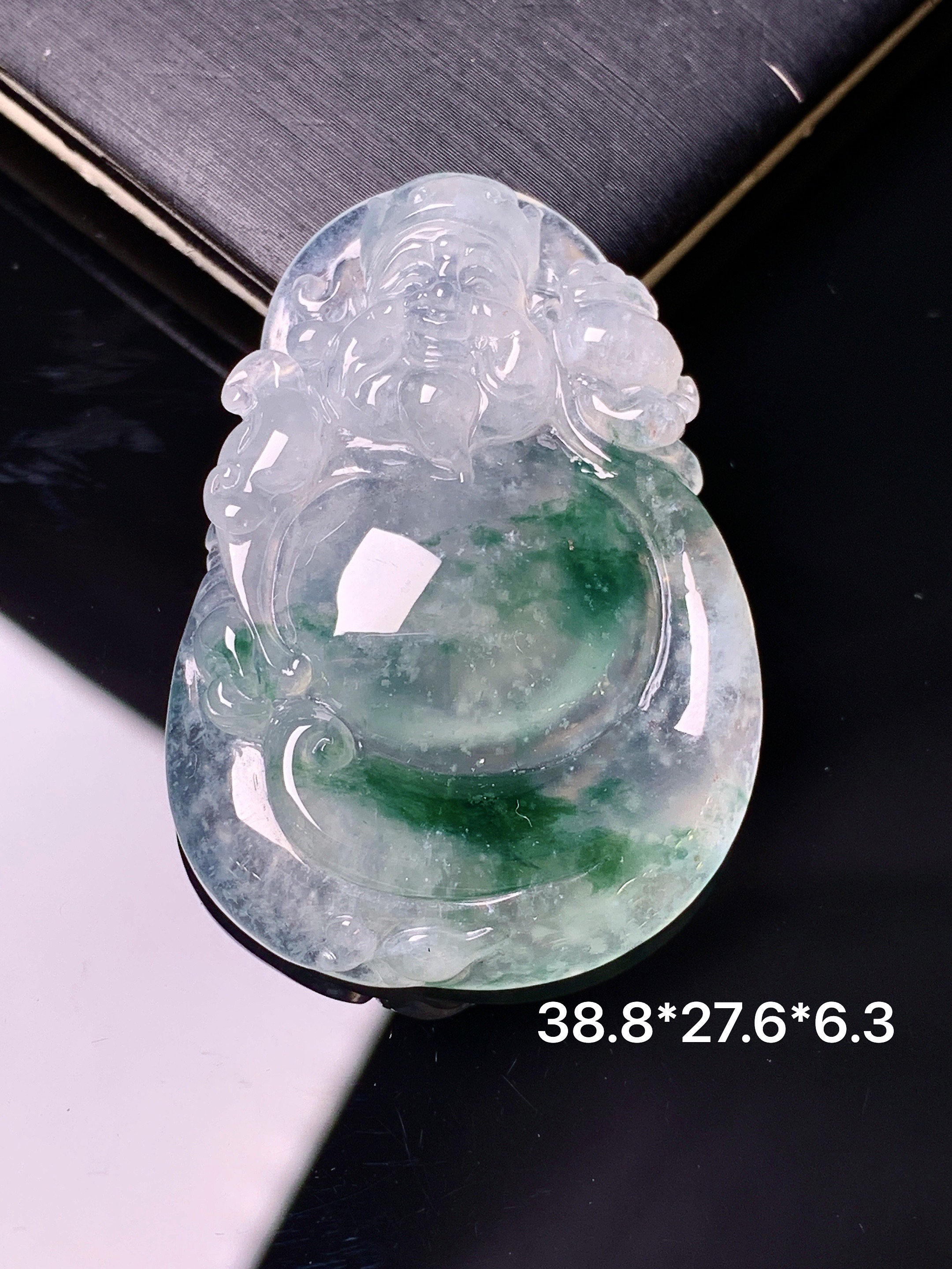 飘绿财神吊坠 玉质细腻 色泽艳丽清新 水润亮眼 整体尺寸38.8*27.6*6.3 x3