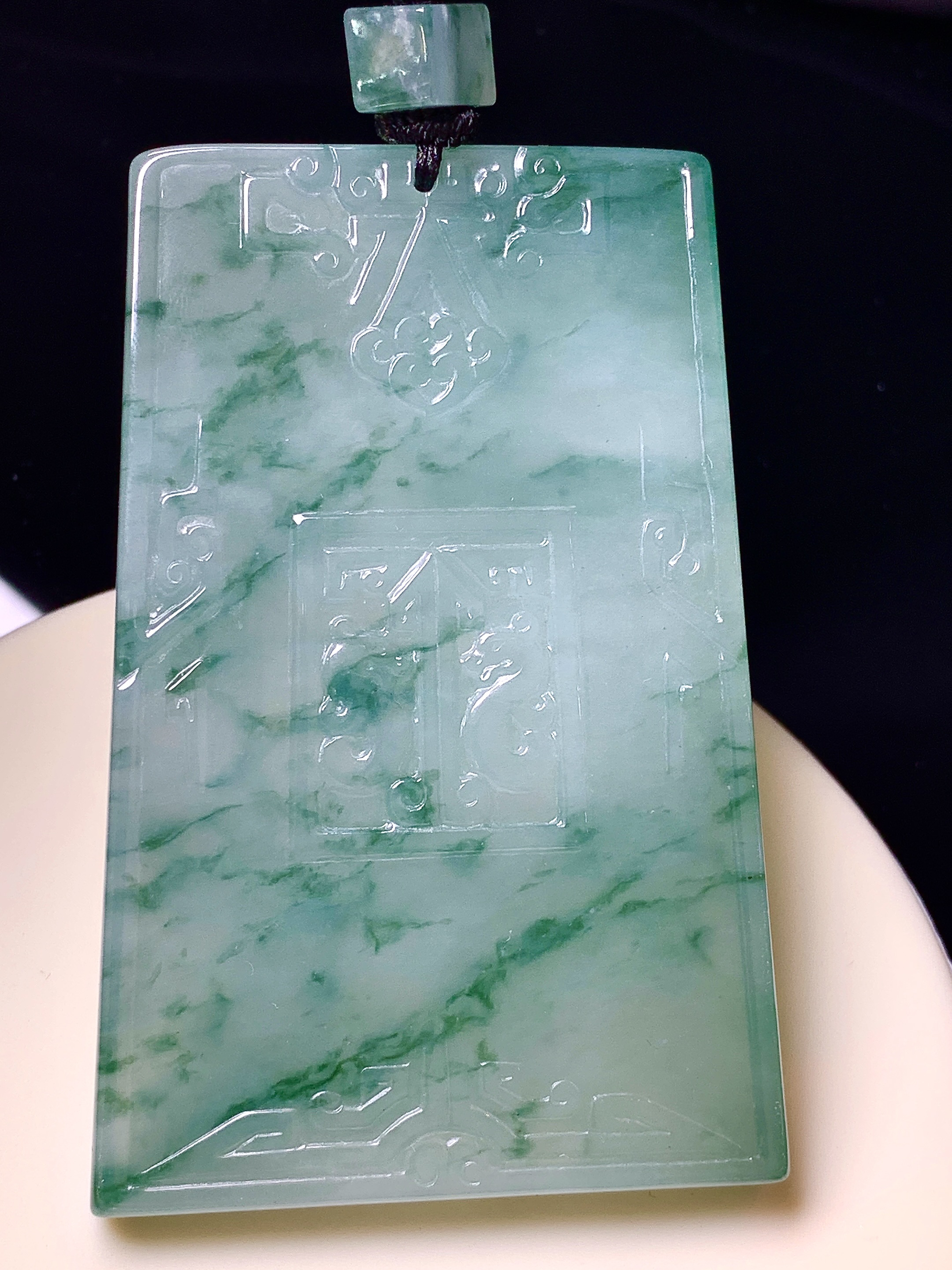 飘花无事牌吊坠 玉质细腻 色泽艳丽清新 水润亮眼 整体尺寸70*46*5.8 L1