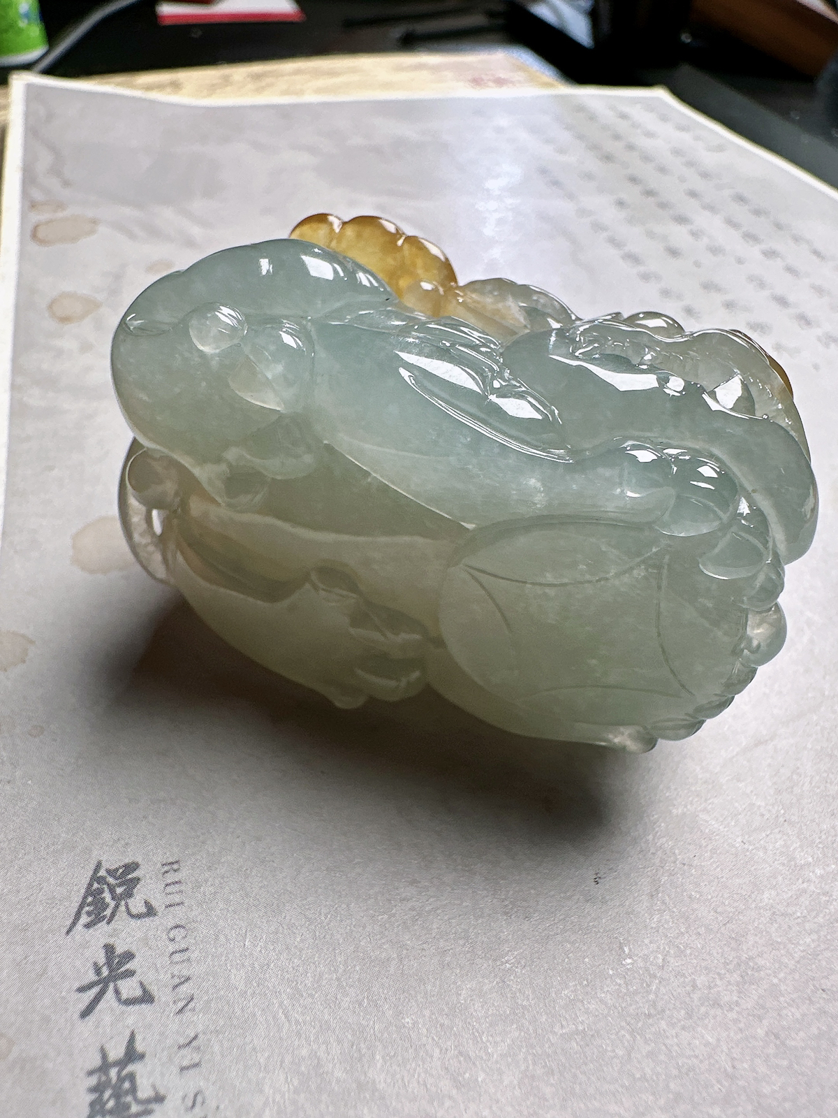 冰黄大貔貅，大挂件或者手玩件，种水充足，黄翡俏色漂亮，工艺上乘，现在很少这么好材料的大貔貅，值得推荐。