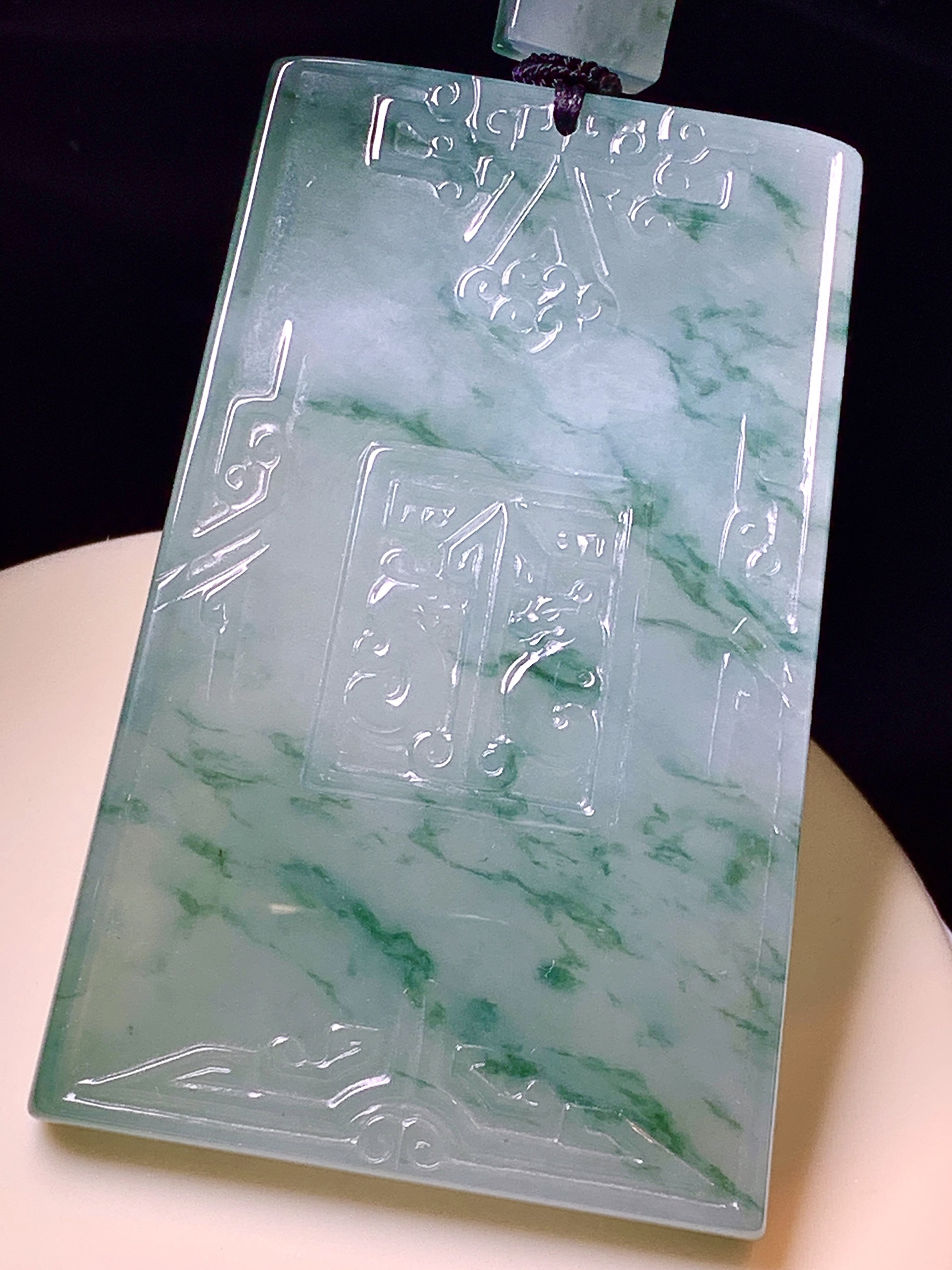 飘花无事牌吊坠 玉质细腻 色泽艳丽清新 水润亮眼 整体尺寸70*46*5.8 L1