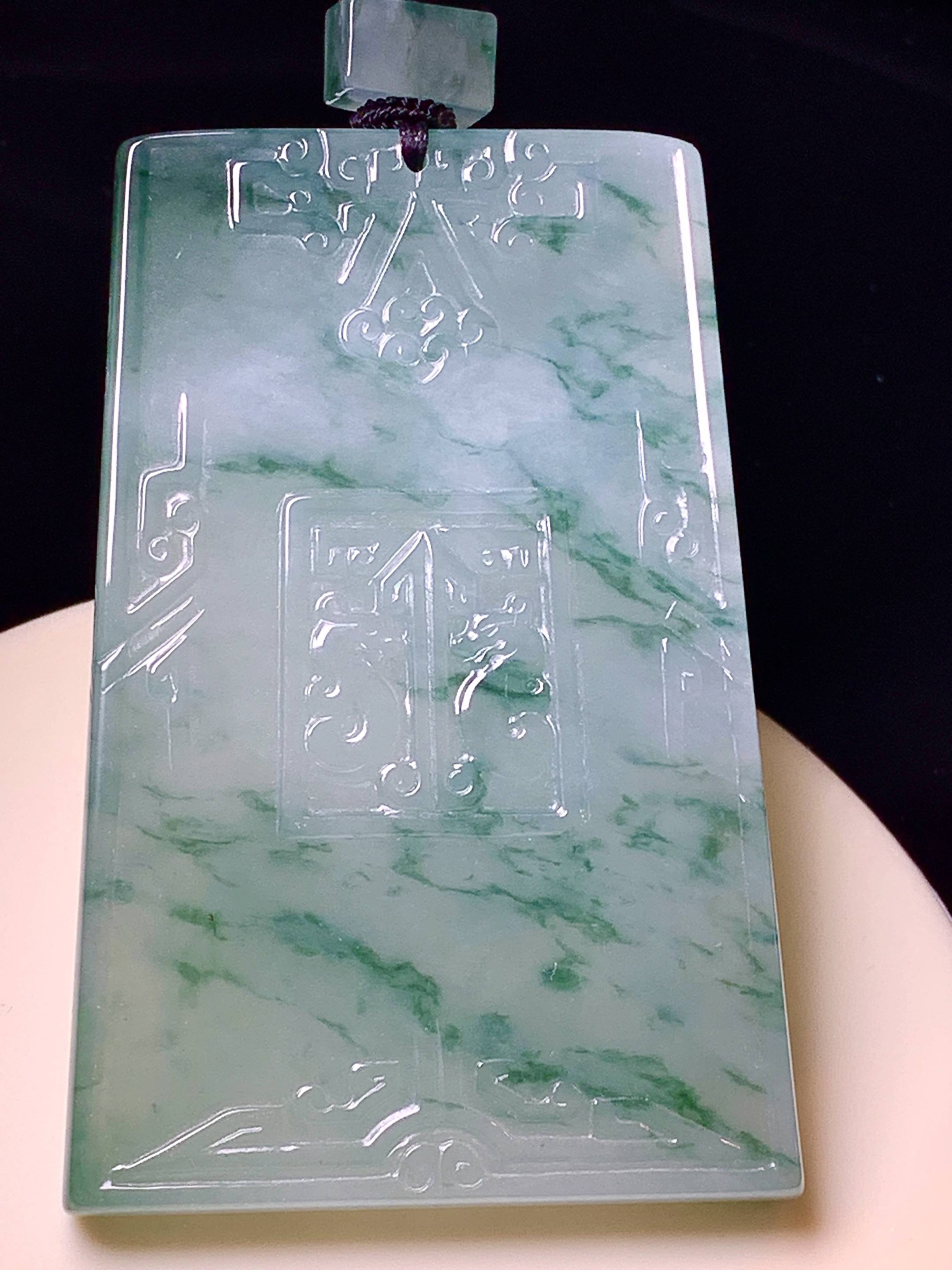 飘花无事牌吊坠 玉质细腻 色泽艳丽清新 水润亮眼 整体尺寸70*46*5.8 L1