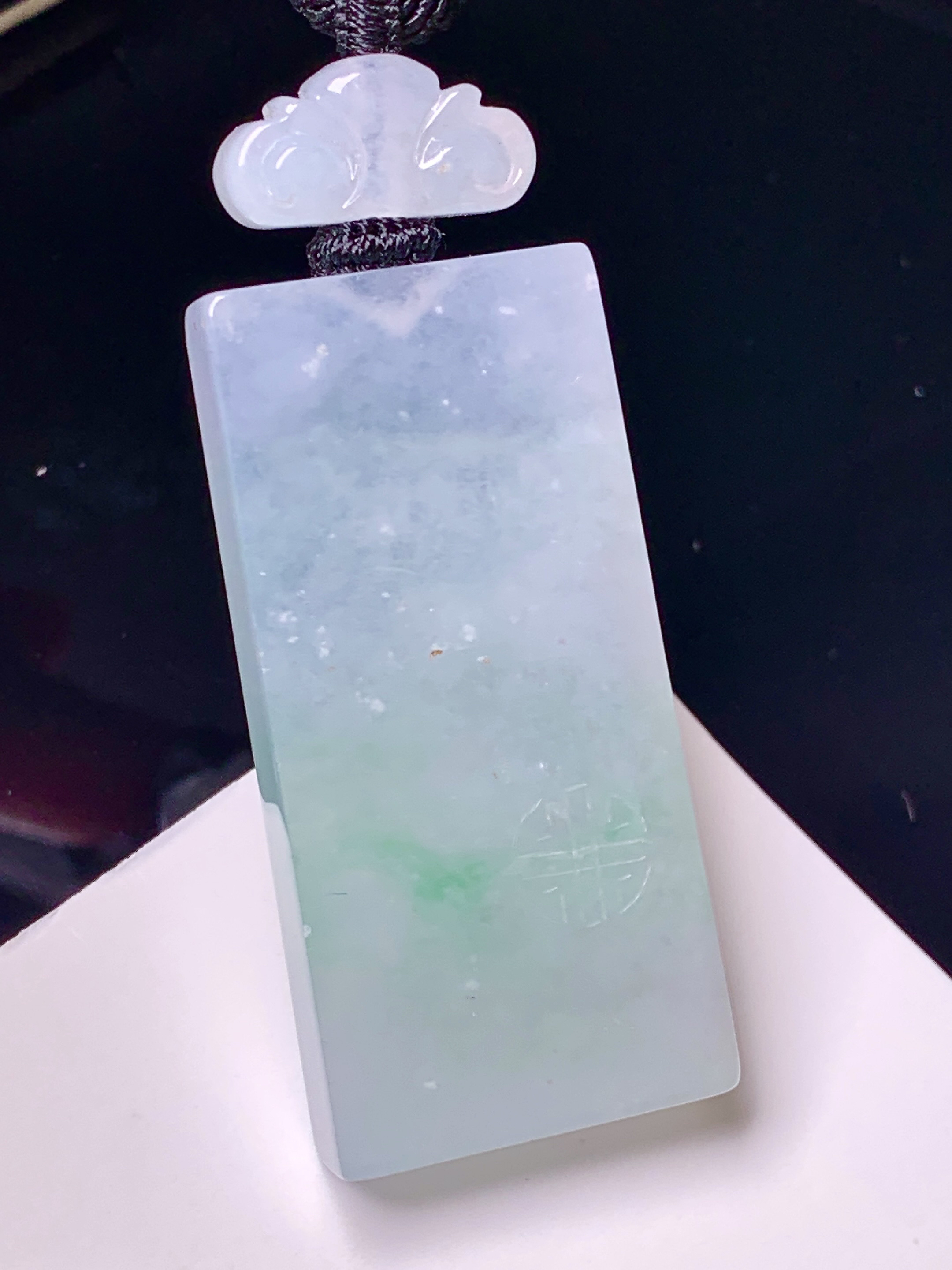 飘绿无事牌吊坠 玉质细腻 色泽艳丽清新 水润亮眼 整体尺寸41.5*19.8*6 L1
