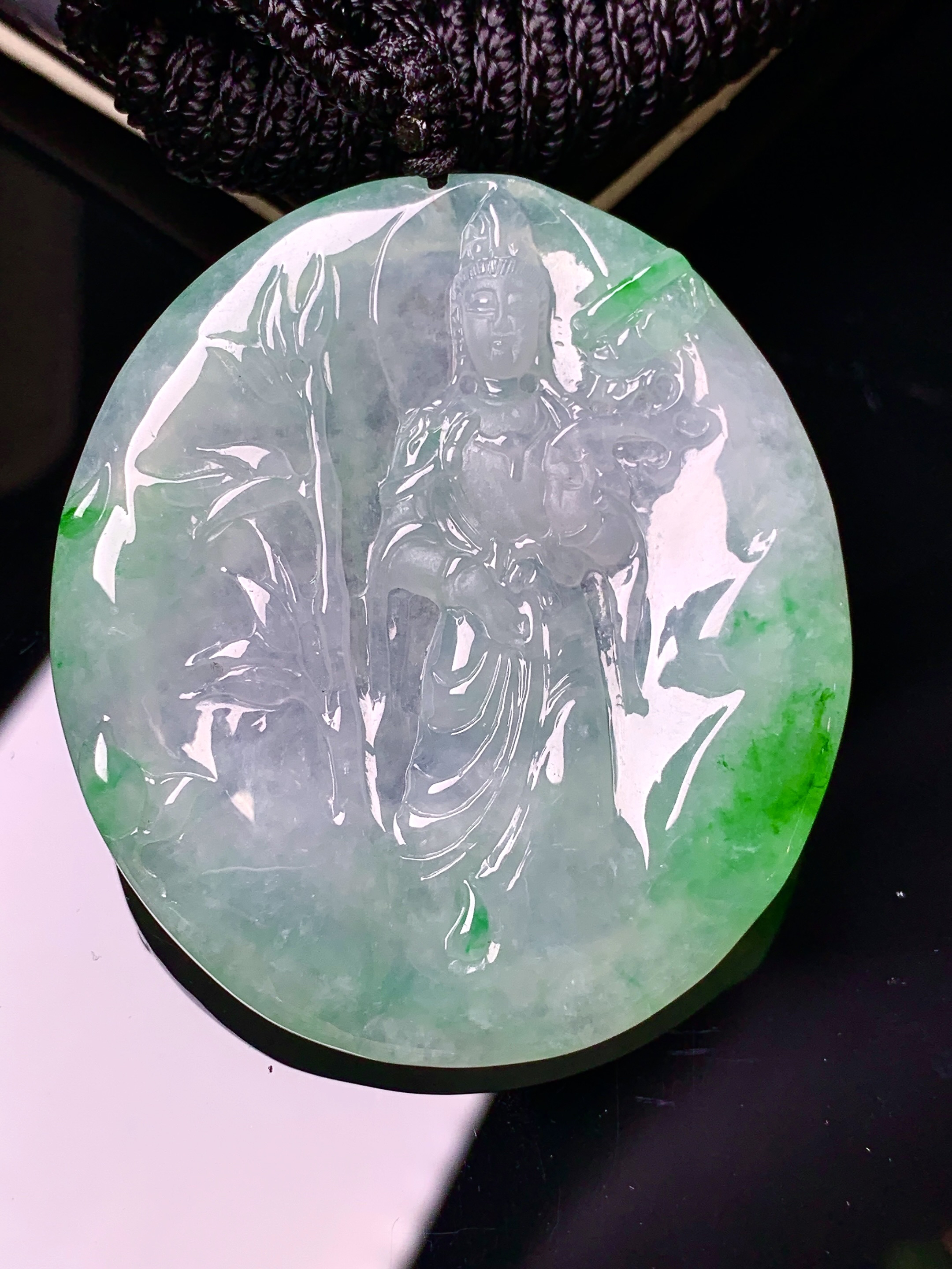 飘绿观音菩萨吊坠 玉质细腻 色泽艳丽清新 水润亮眼 整体尺寸48.3*43.5*5.2 x3