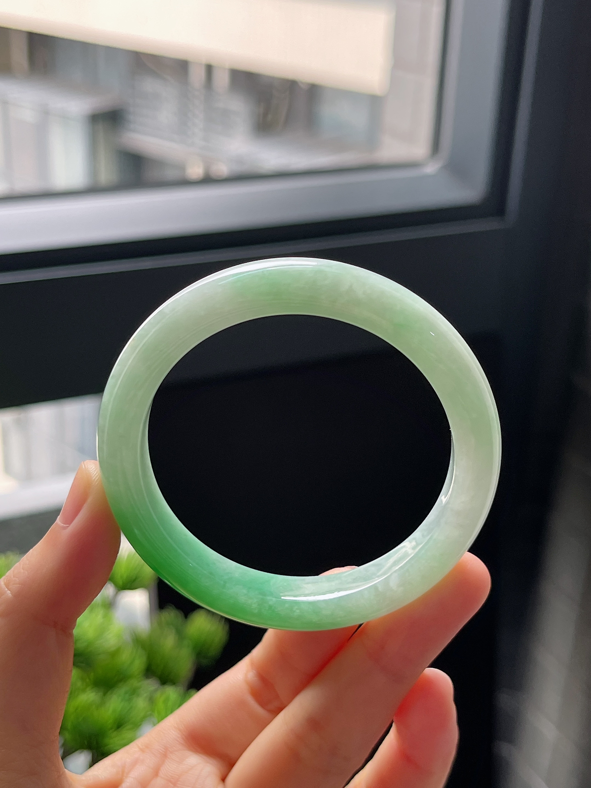 圈口52，细糯化种半阳绿翡翠正圈手镯