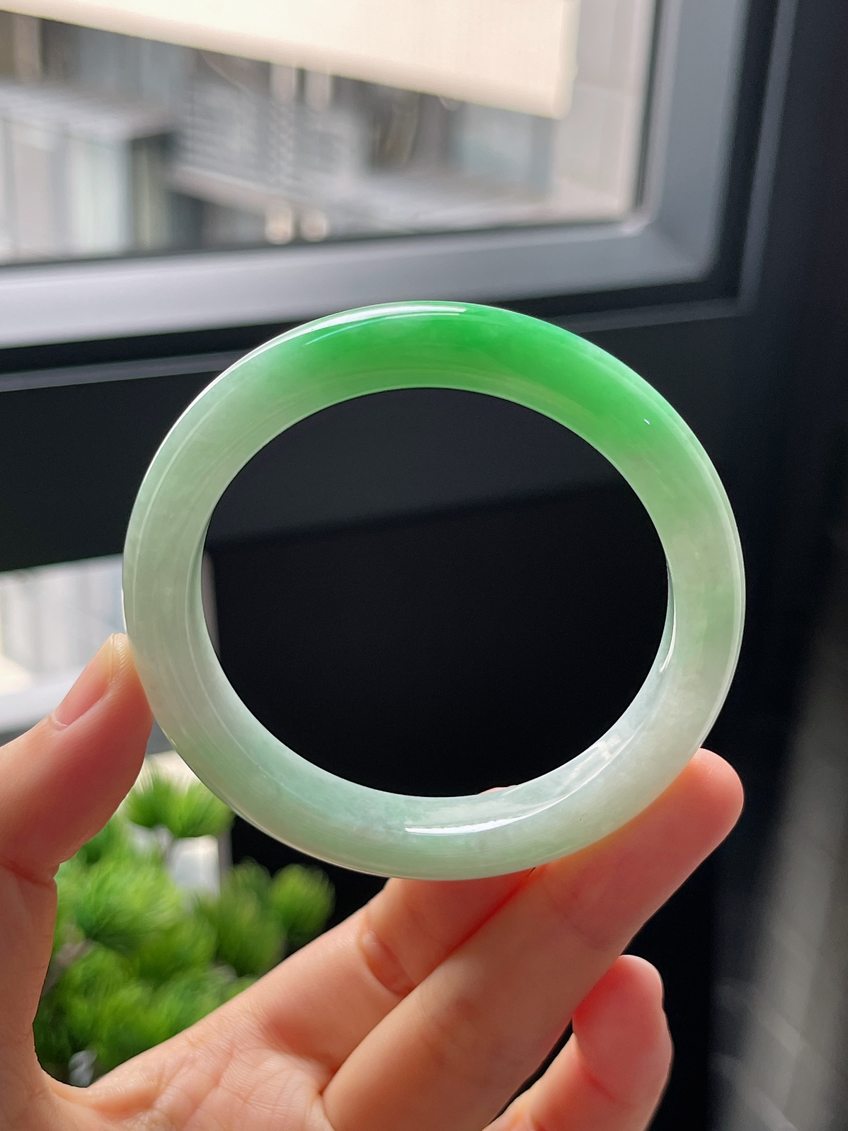圈口52，细糯化种半阳绿翡翠正圈手镯