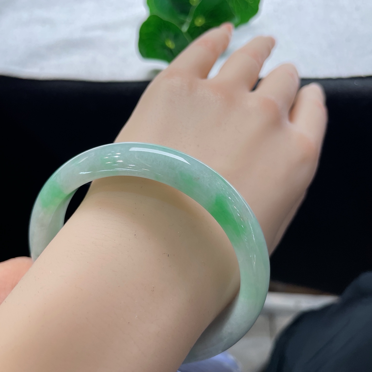 圈口60/12.8/8，飘绿正圈，59/60可戴，翠色如溪畔春芽，质地细腻。无裂。