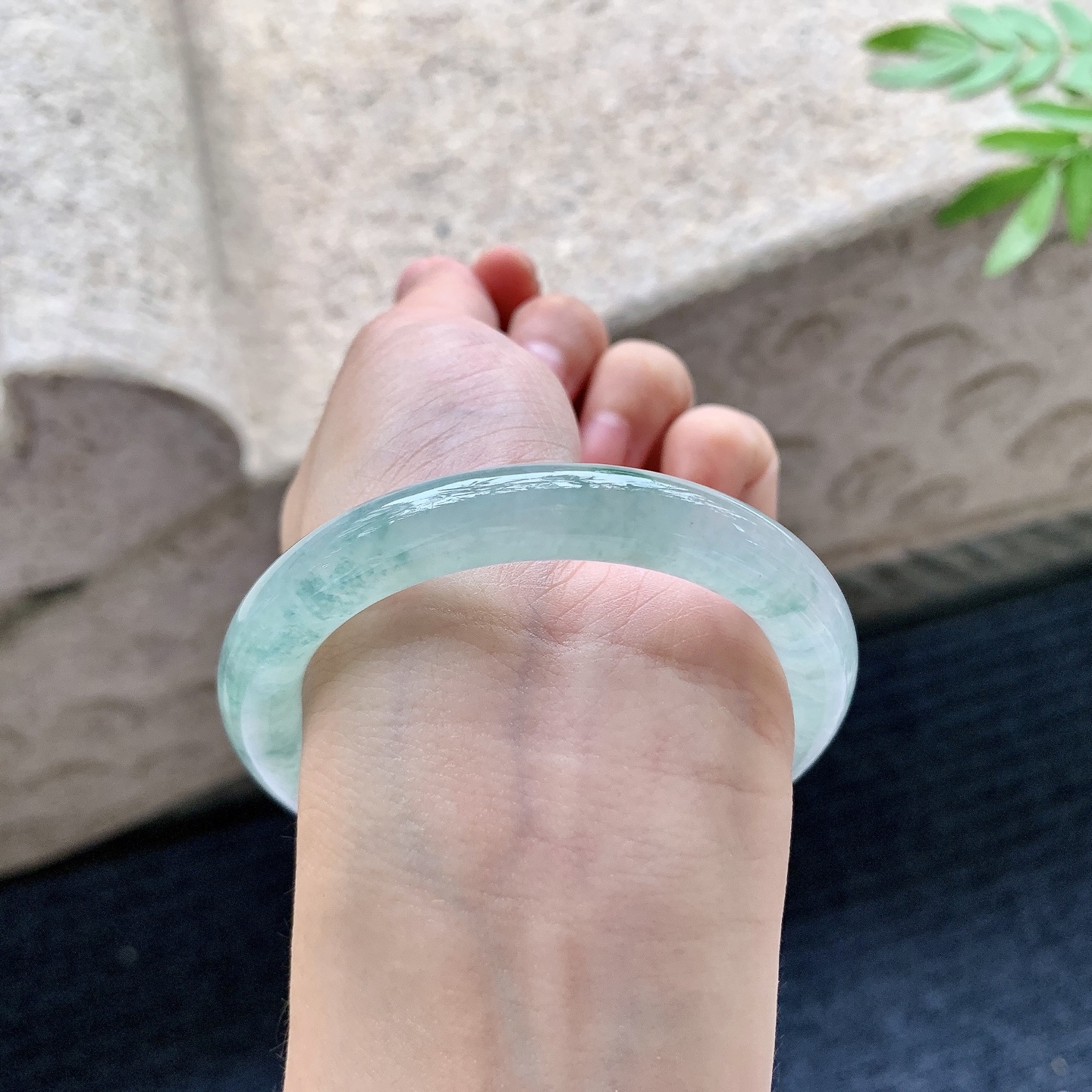 圆条52 53，圈口53.8/9.3/9，编码C5082737，冰糯飘花，水润，种老，细腻，打灯有絮线