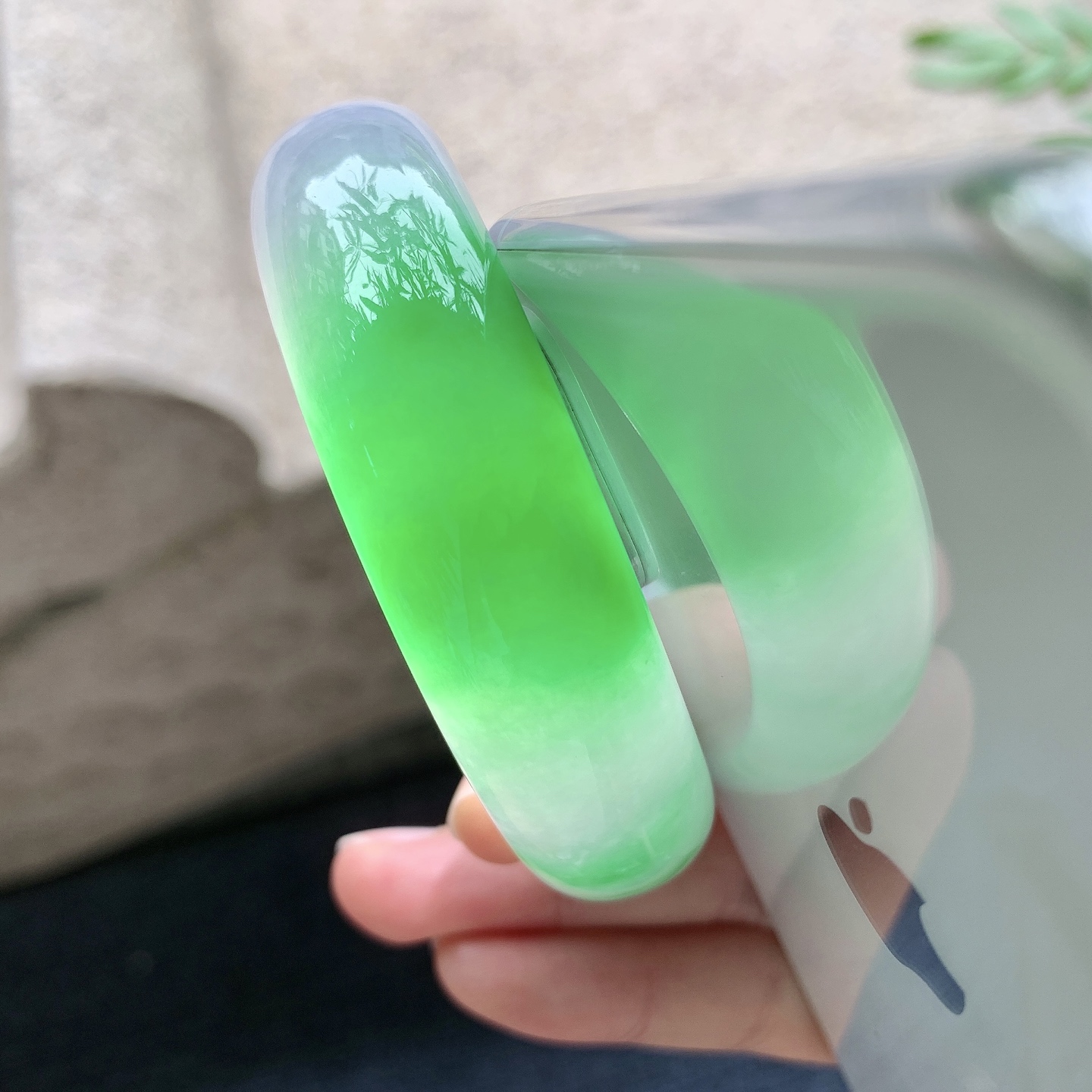 正圈57 58，圈口58.7/16.5/7.8，编码BA082720，描述：春彩，飘辣绿，水润，种老，细腻，打灯有棉线