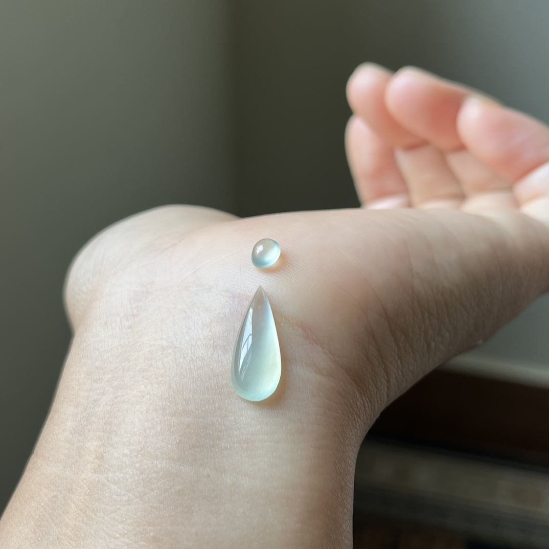 冰种晴水水滴一套，种水好，冰透起光起胶，无裂，做锁骨链，小提溜都超合适，水滴裸石尺寸18.5×8.2