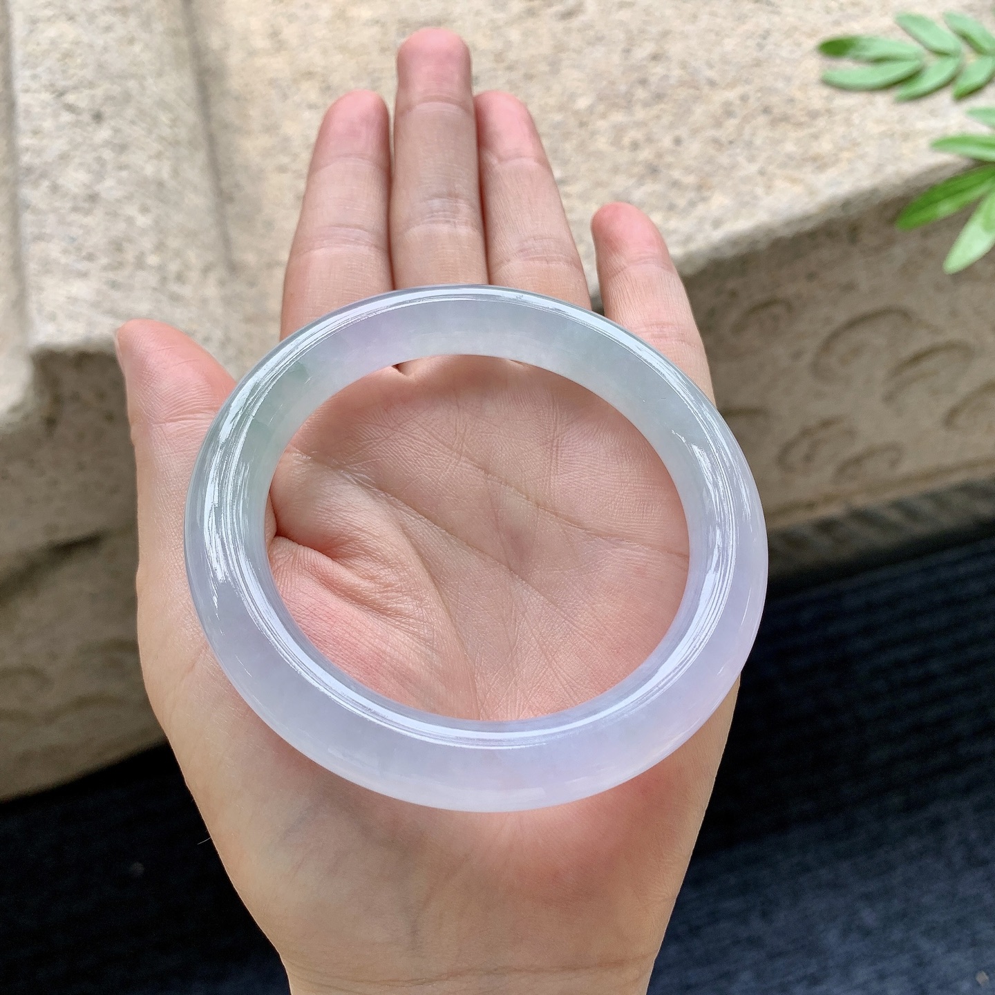 圆条56 57,圈口57.5/10.2/10.2,编码C11082706,描述冰糯春彩，水润，种老，细腻，打灯有纹线