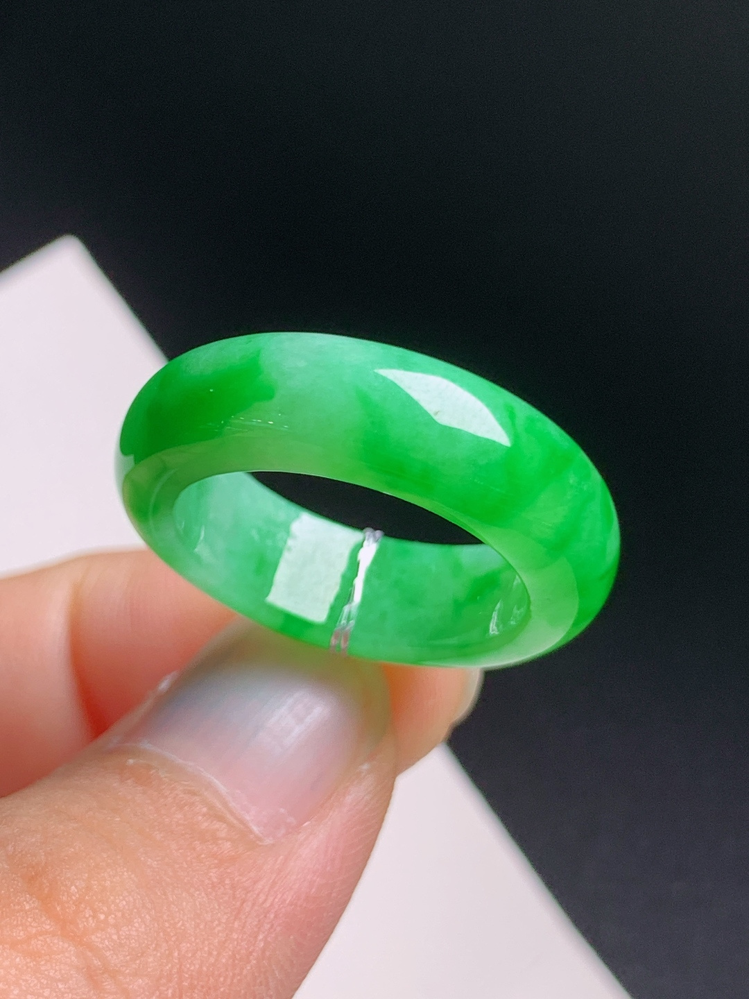 冰阳绿指环，翠色鲜亮，玉质油润，平安顺遂