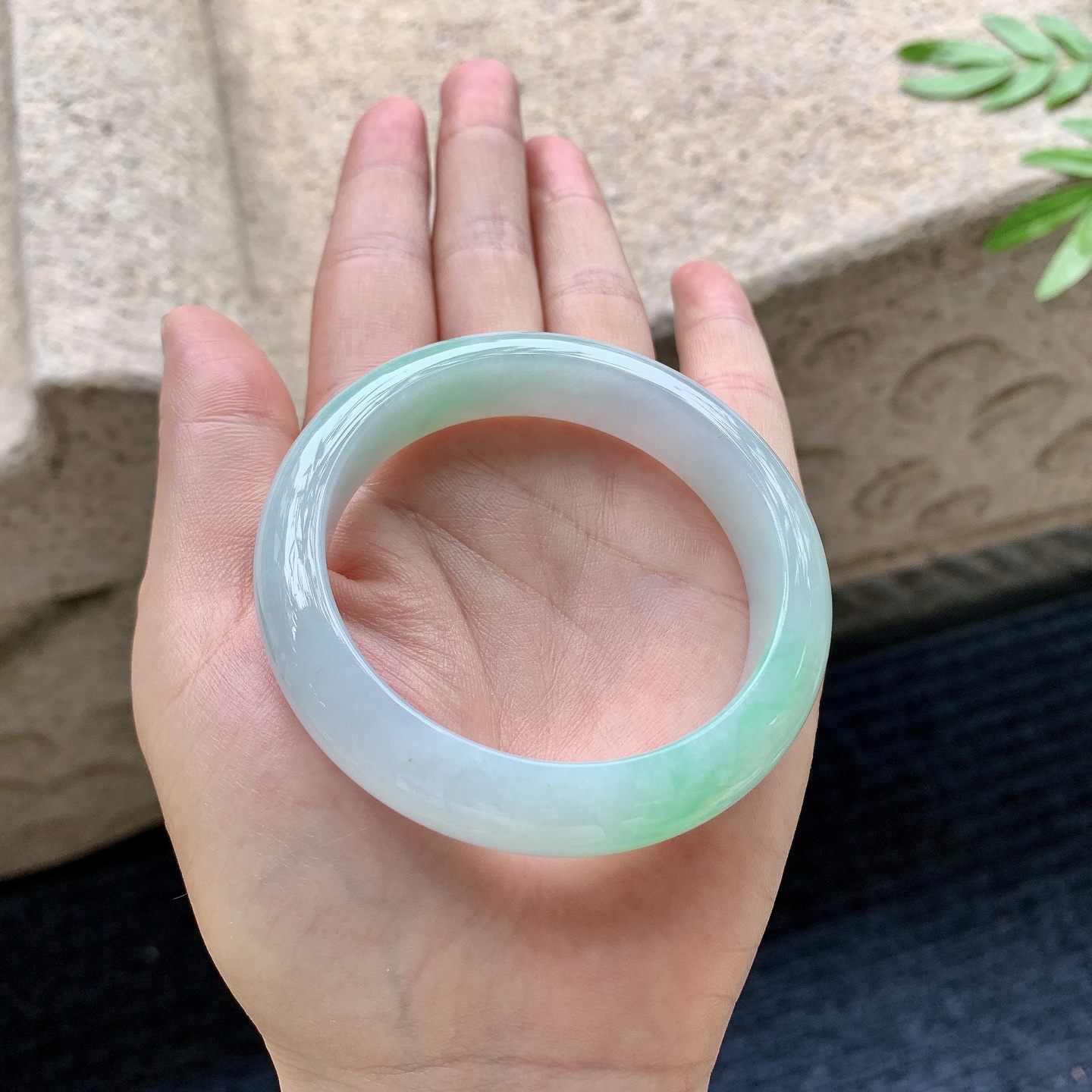 正圈51 52，圈口52/12.7/8，编码T1082703，描述细糯飘绿，水润，种老，细腻，有棉线