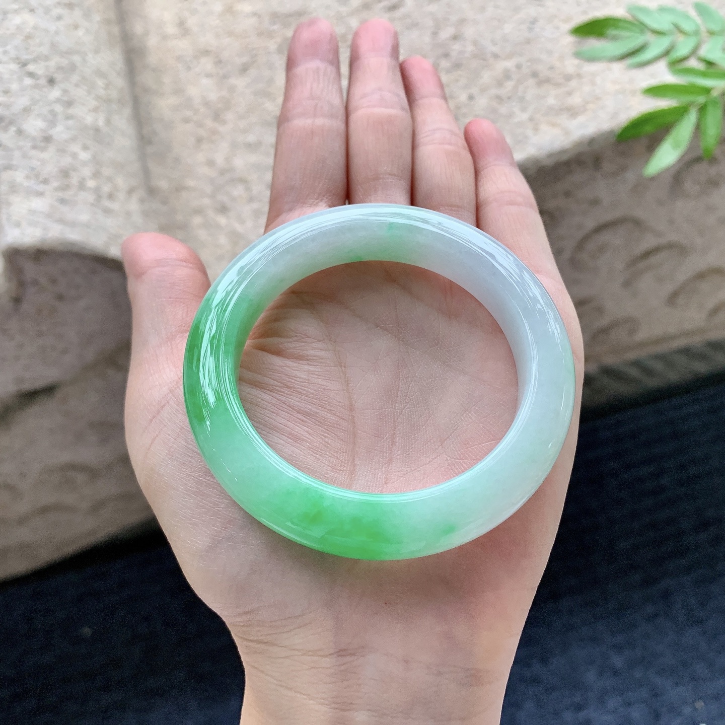 正圈51 52，圈口52/11/9.2，编码G9082725，细糯飘阳绿，水润，种老，细腻，打灯有棉线