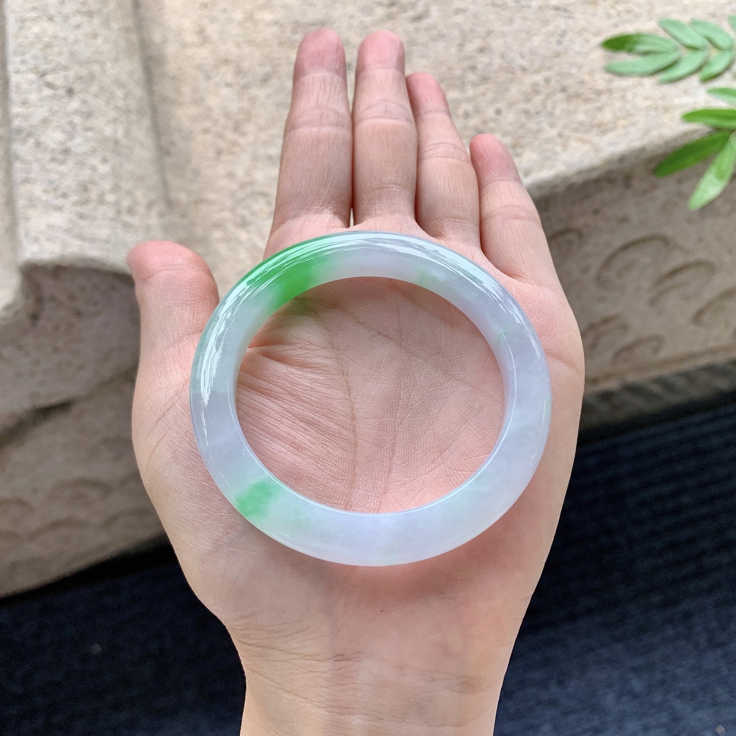 正圈49 50,圈口50.3/8.3/8,编码G9082721,糯冰飘辣阳绿，水润，种老，细腻，有纹线